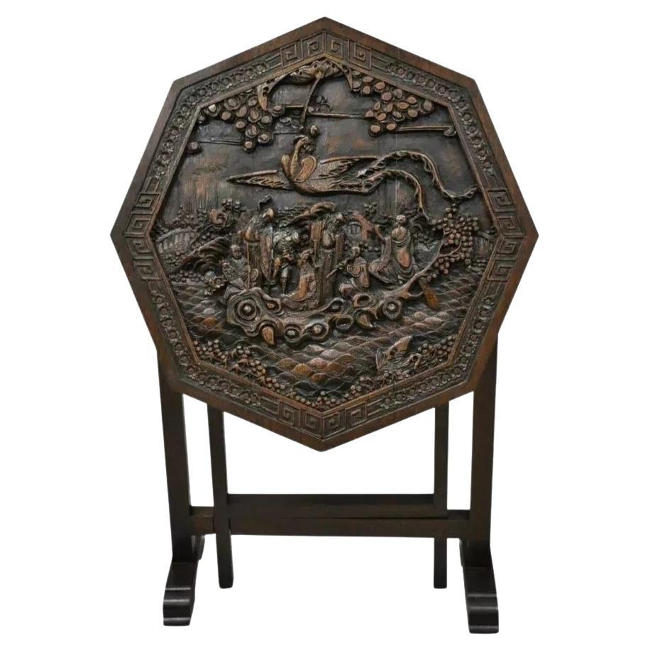 Ancienne table chinoise pliante en bois dur sculpté à pieds en forme de porte, avec sculptures figuratives en vente