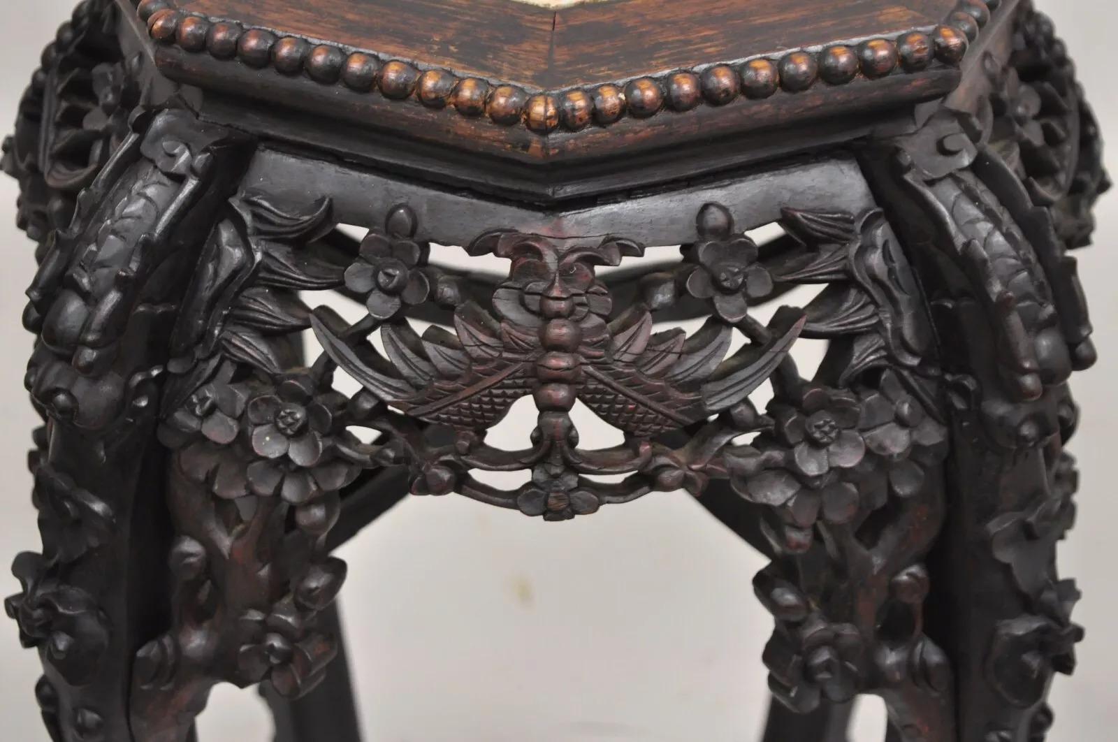Antigua mesa auxiliar oriental de madera dura tallada en mármol con tallas de mariposa y perro Foo. Principios del siglo XX. Medidas: 36