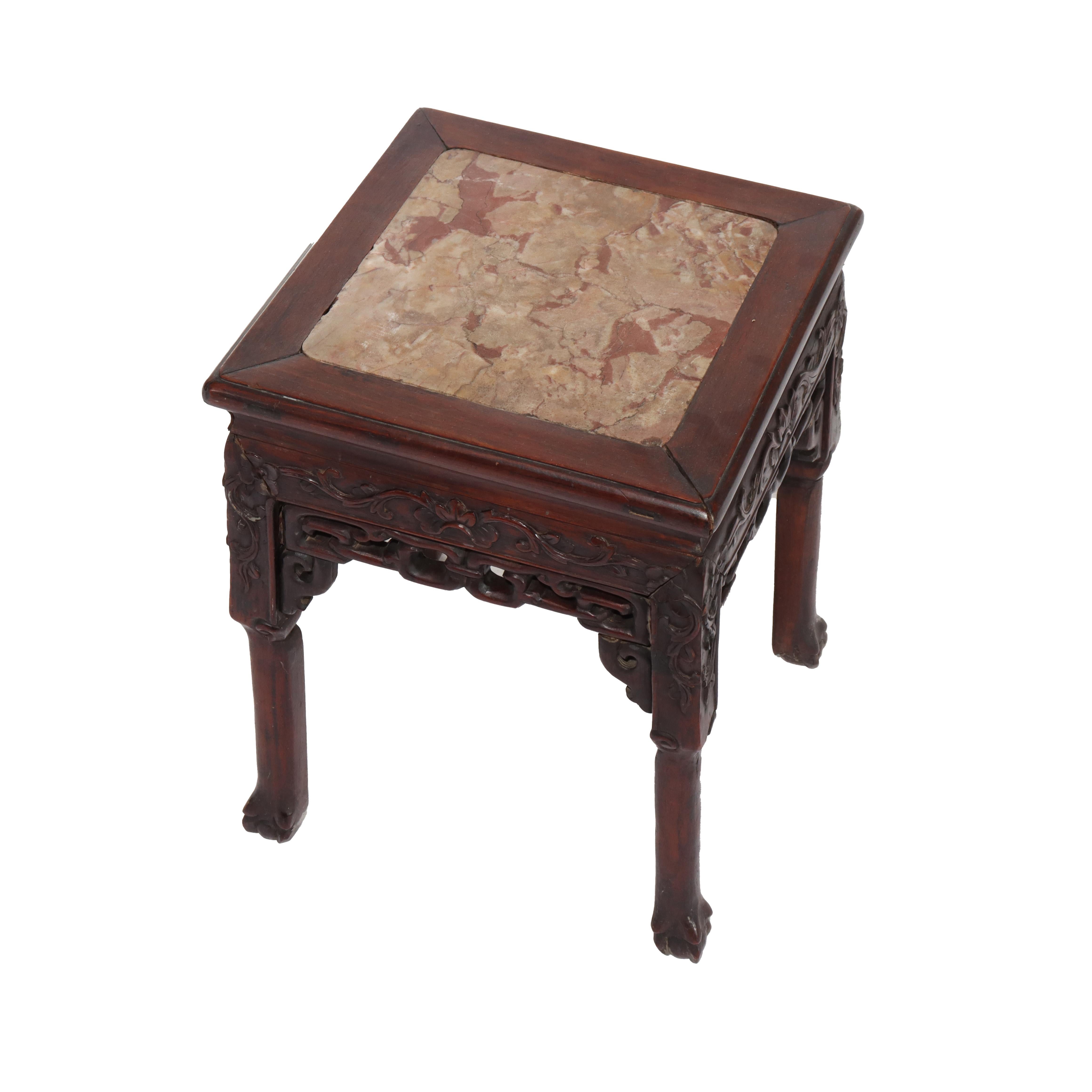 Bois de feuillus Ancienne table chinoise en bois dur sculpté et à plateau en marbre rouge C1920 en vente