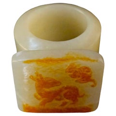 Antiguo Anillo Chino Tallado en Jade Celadón Claro " Anillo de Arquero", Siglo XIX