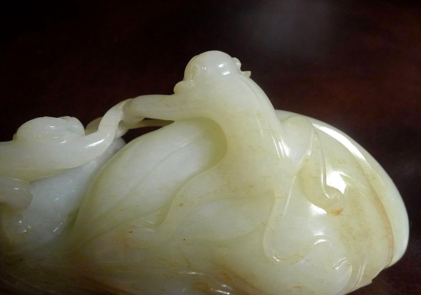 Antike chinesische geschnitzte Hetain-Weiß-/Celadon-Jade-Familie „Die Affenfamilie“ aus dem 18. Jahrhundert im Angebot 5