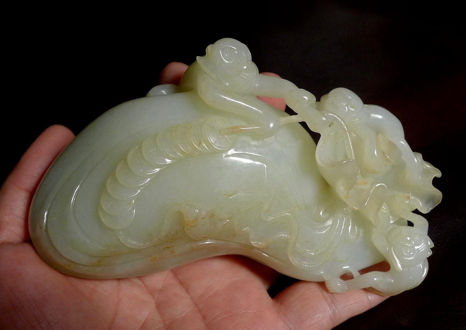 Antike chinesische geschnitzte Hetain-Weiß-/Celadon-Jade-Familie „Die Affenfamilie“ aus dem 18. Jahrhundert im Angebot 10