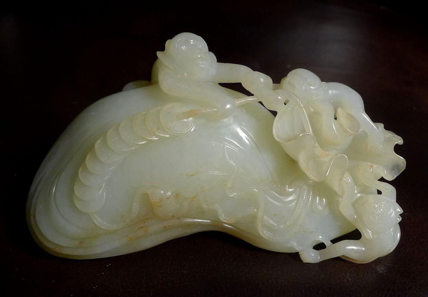 Antike chinesische geschnitzte Hetain-Weiß-/Celadon-Jade-Familie „Die Affenfamilie“ aus dem 18. Jahrhundert im Zustand „Hervorragend“ im Angebot in Norton, MA