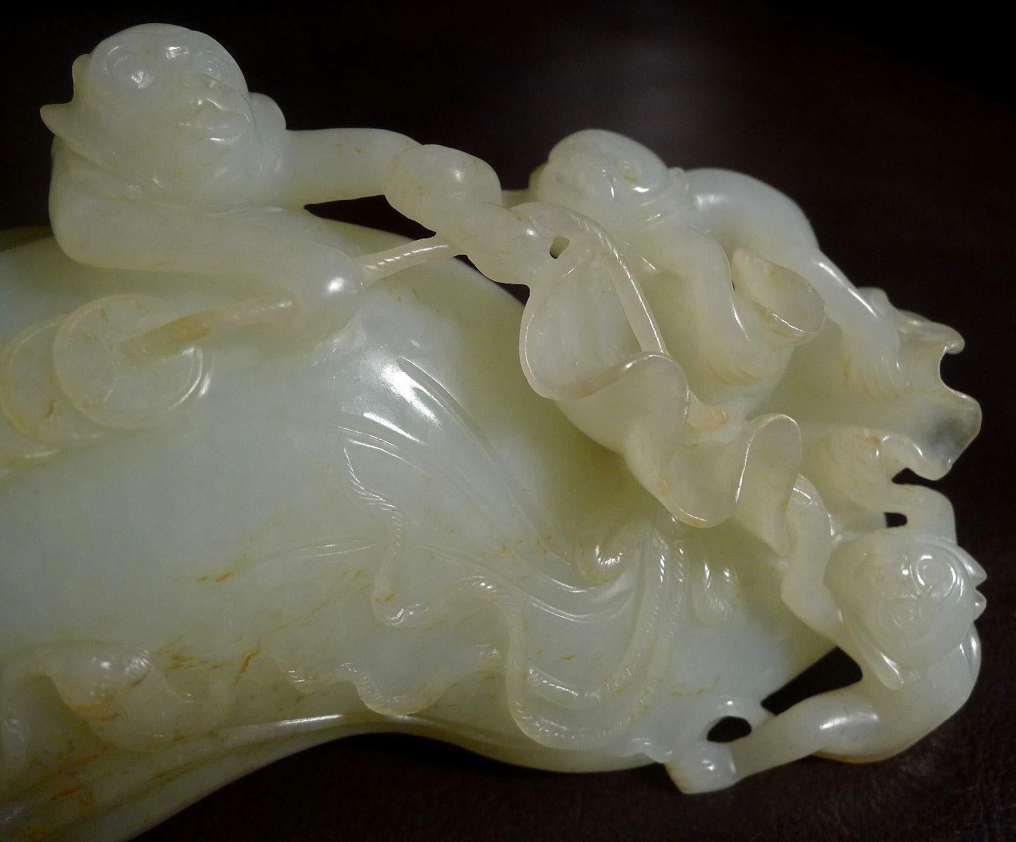 Antike chinesische geschnitzte Hetain-Weiß-/Celadon-Jade-Familie „Die Affenfamilie“ aus dem 18. Jahrhundert (18. Jahrhundert und früher) im Angebot
