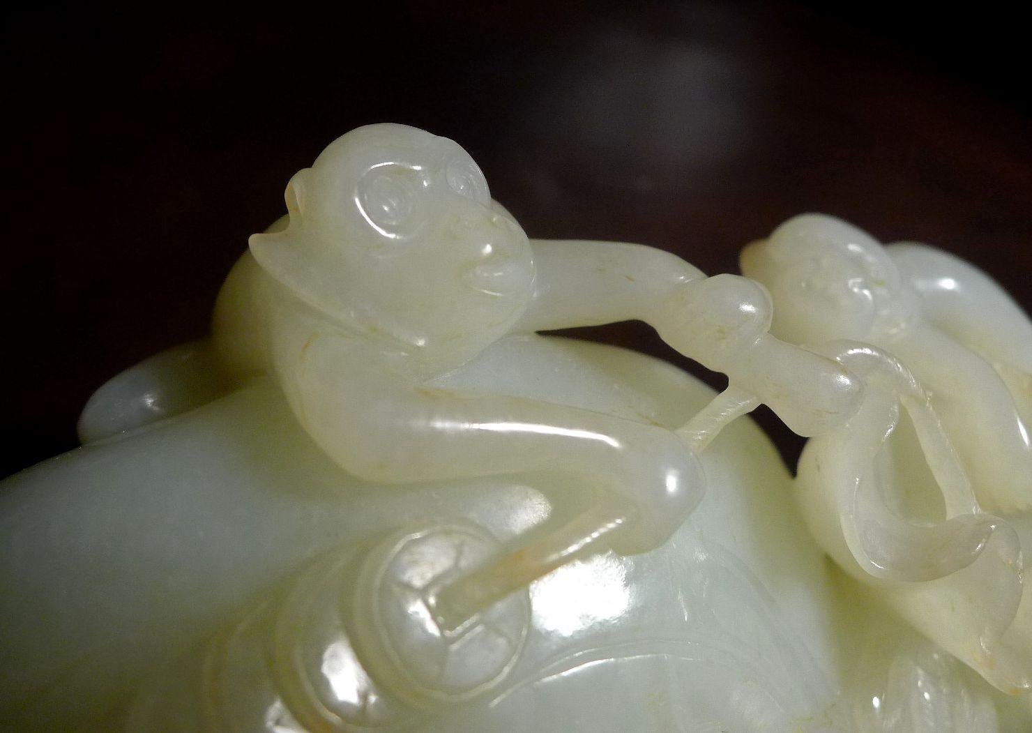 Antike chinesische geschnitzte Hetain-Weiß-/Celadon-Jade-Familie „Die Affenfamilie“ aus dem 18. Jahrhundert im Angebot 1