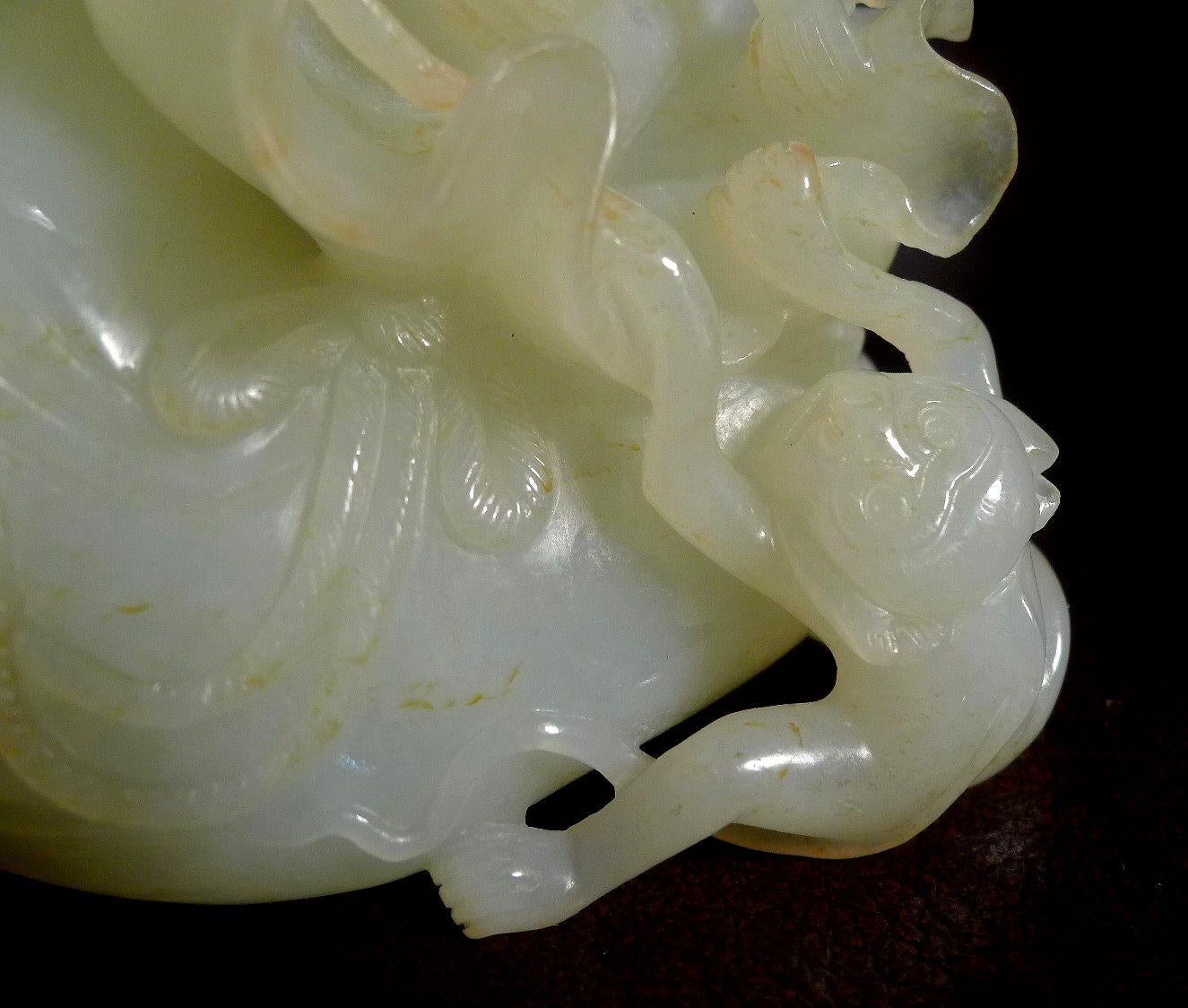 Antike chinesische geschnitzte Hetain-Weiß-/Celadon-Jade-Familie „Die Affenfamilie“ aus dem 18. Jahrhundert im Angebot 2