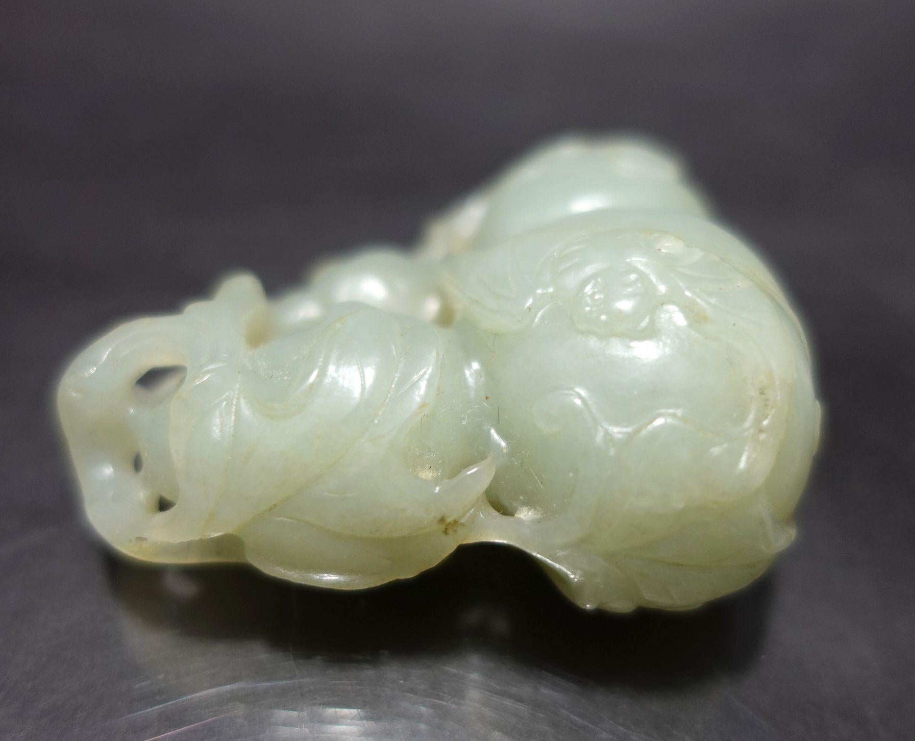 Antike chinesische geschnitzte Hetain Celedon Jade „Double Kürbis“ aus Jade  19. Jahrhundert im Angebot 4