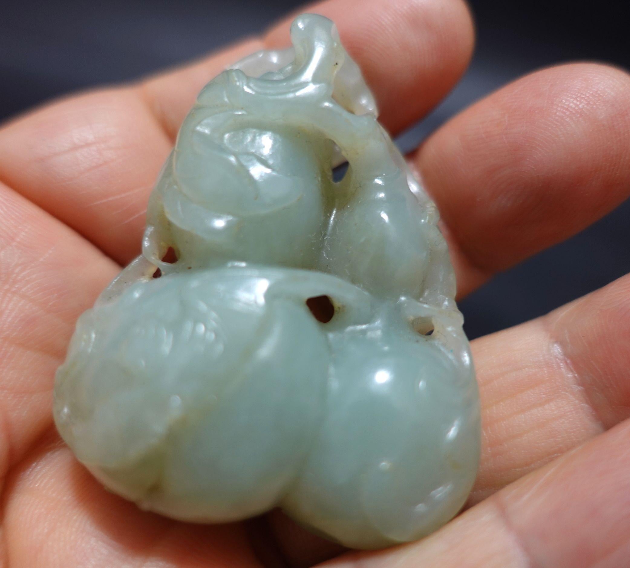 Ancienne gourde chinoise à double gourde en jade céladon sculptédon  19ème siècle en vente 3