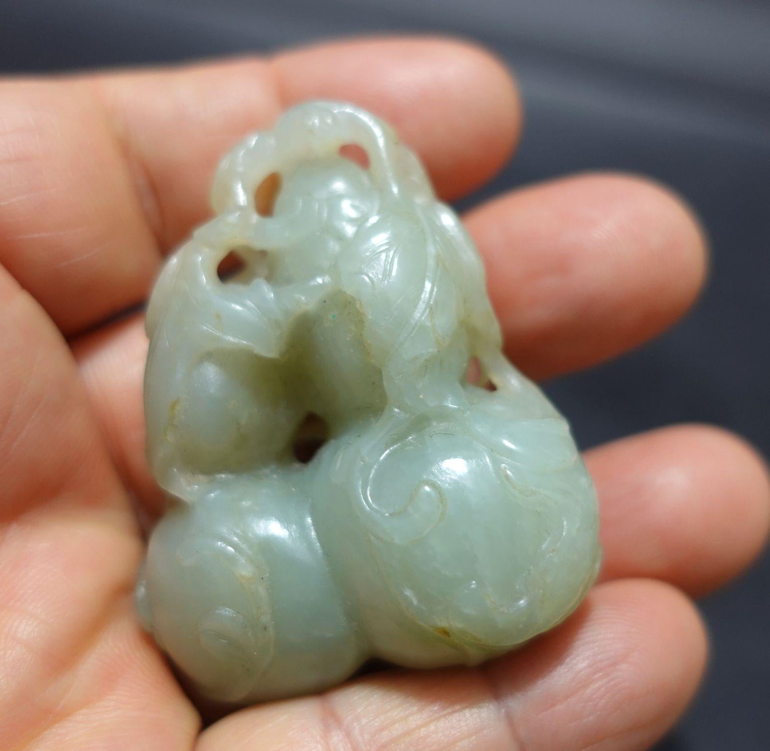 Ancienne gourde chinoise à double gourde en jade céladon sculptédon  19ème siècle en vente 4
