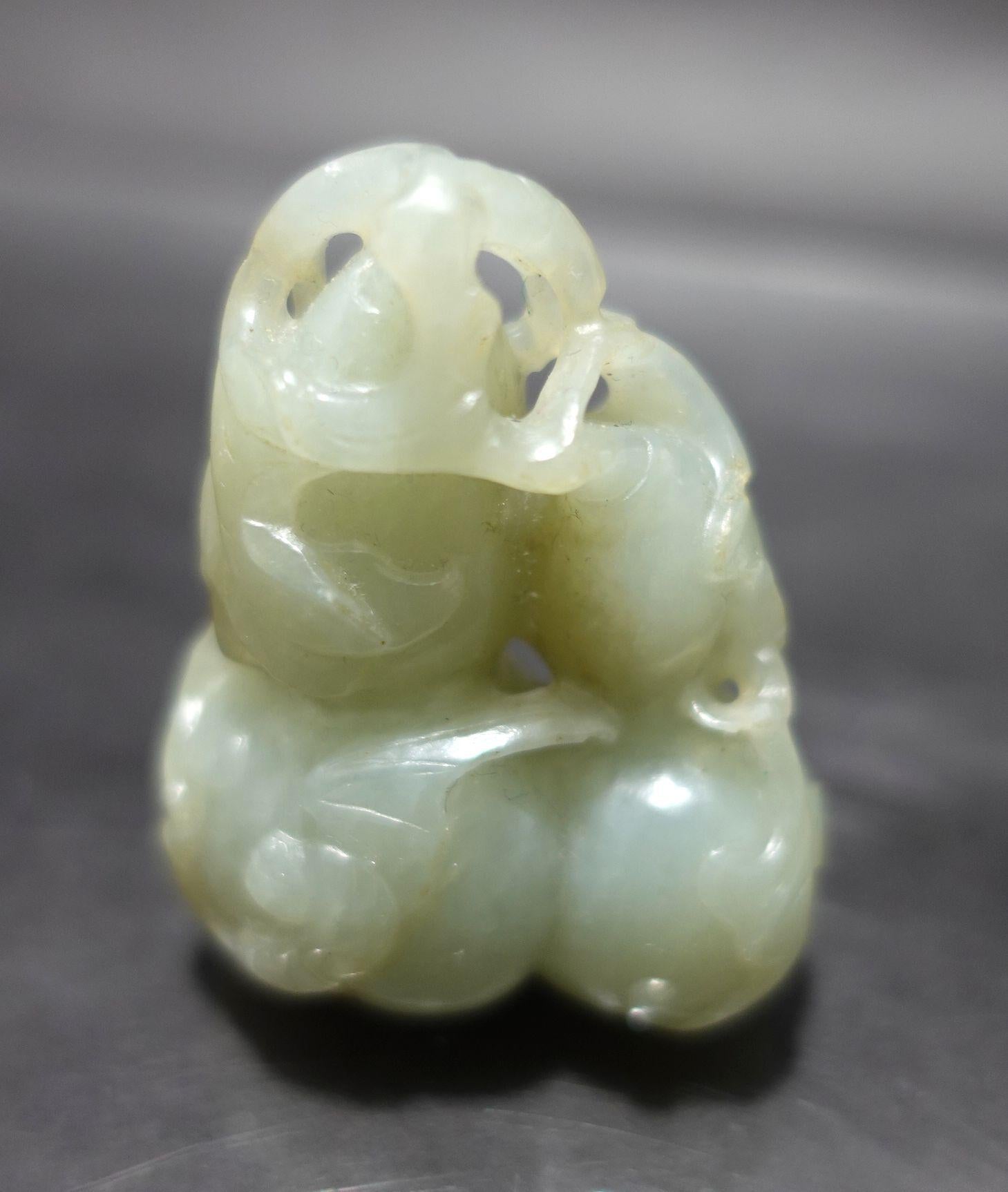 Autre Ancienne gourde chinoise à double gourde en jade céladon sculptédon  19ème siècle en vente