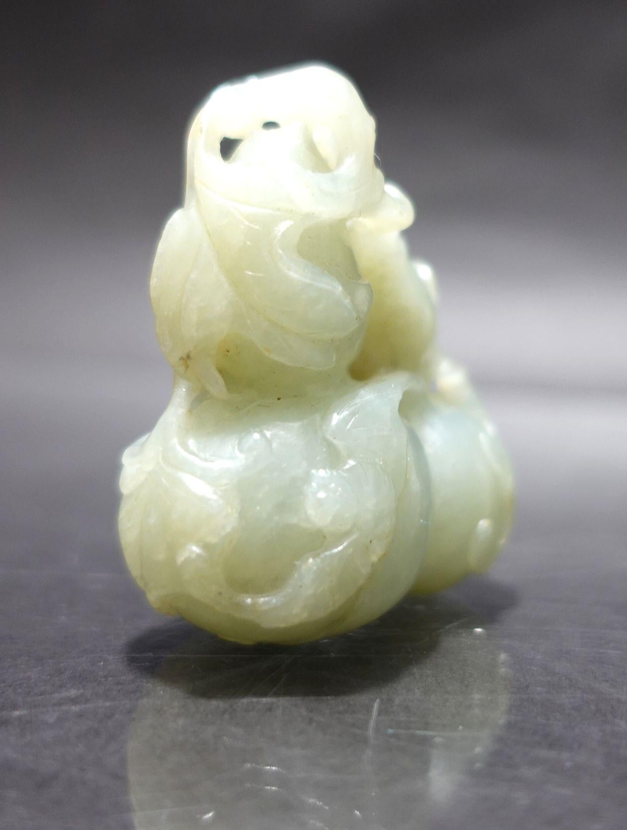 Chinois Ancienne gourde chinoise à double gourde en jade céladon sculptédon  19ème siècle en vente