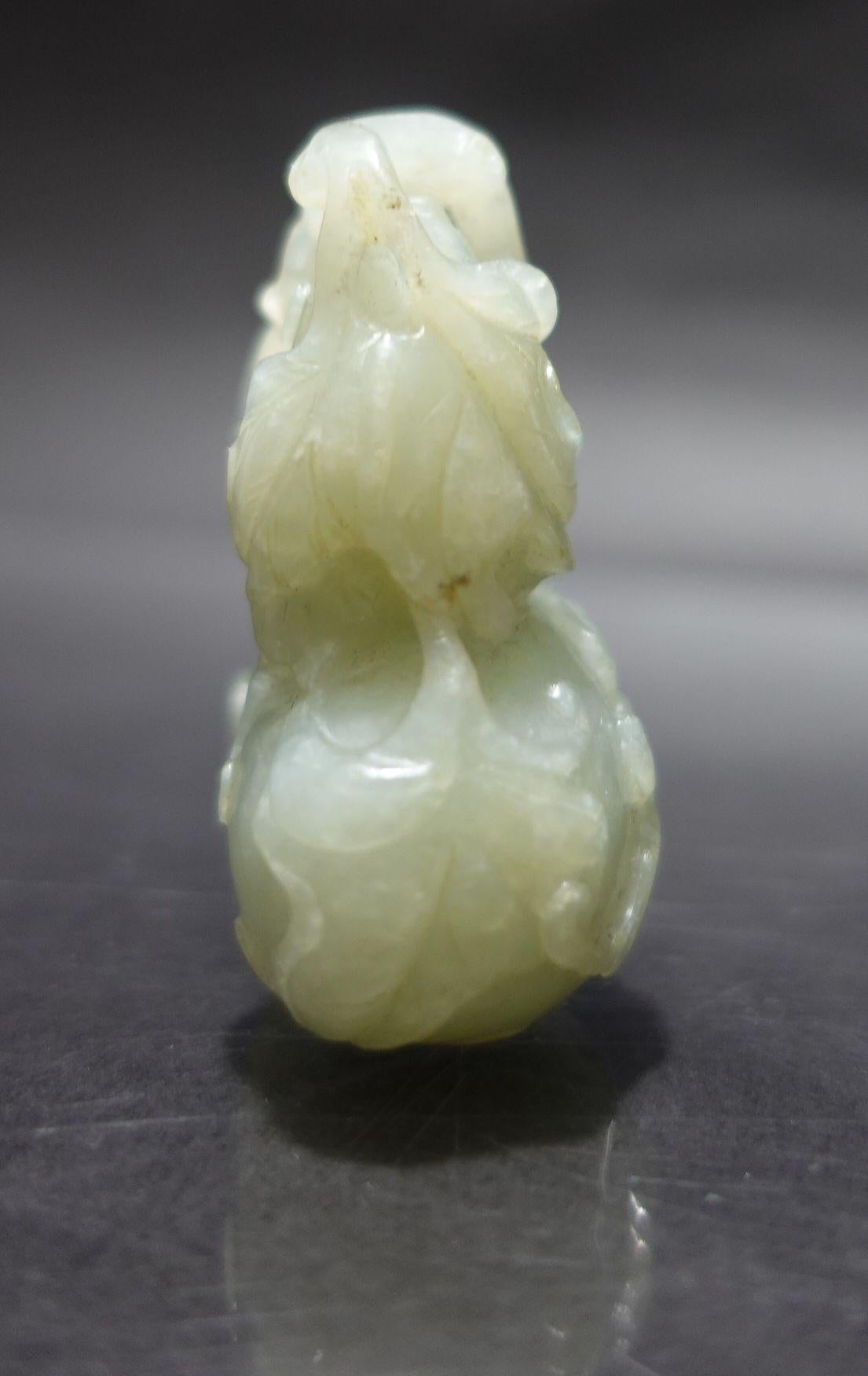 Sculpté à la main Ancienne gourde chinoise à double gourde en jade céladon sculptédon  19ème siècle en vente