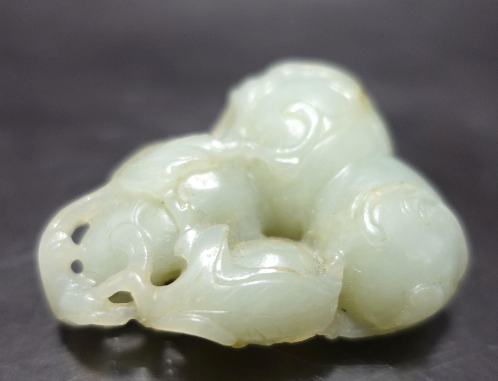 Ancienne gourde chinoise à double gourde en jade céladon sculptédon  19ème siècle en vente 1