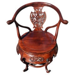 Paire de fauteuils chinois anciens en acajou sculpté de style Hongmu, vers les années 1960