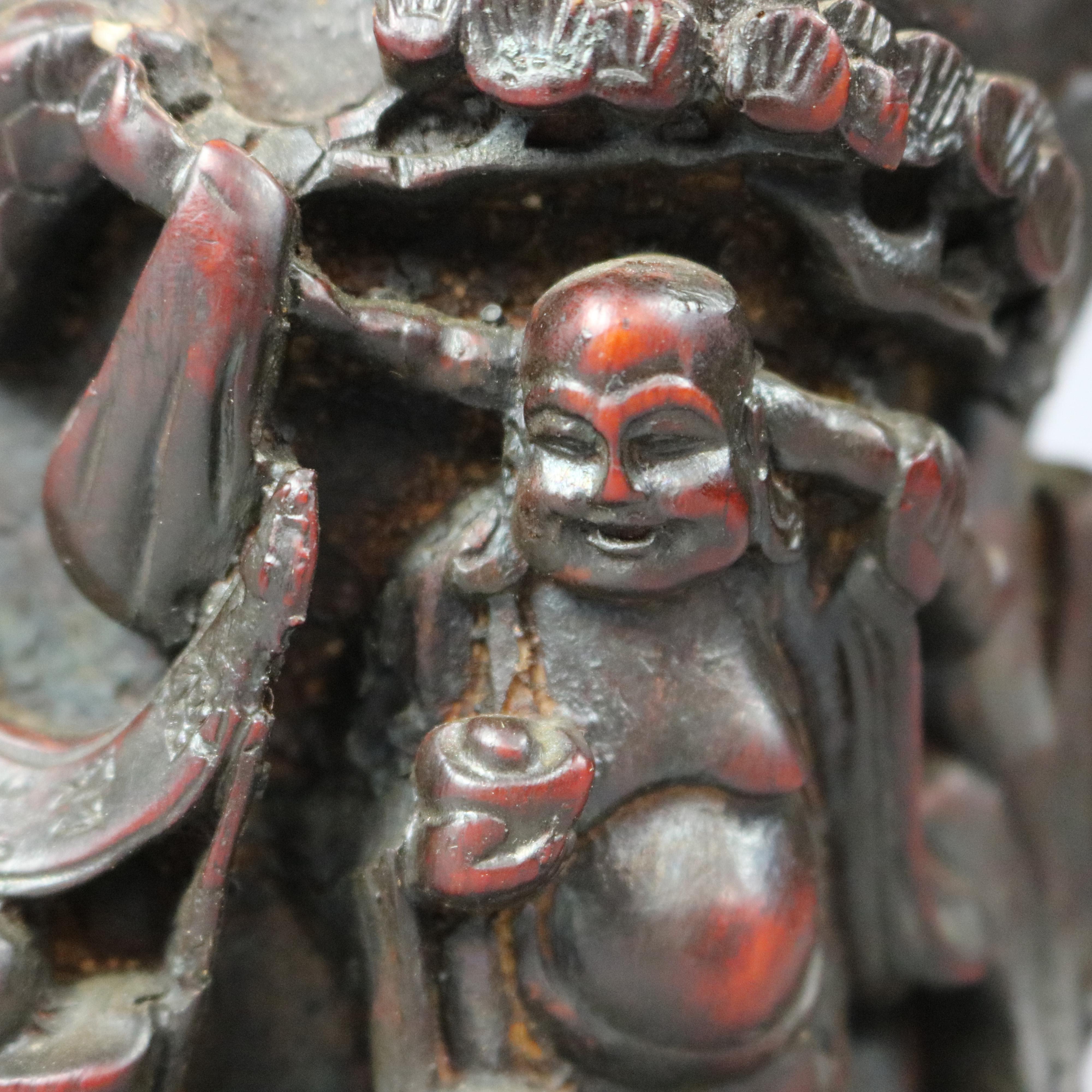 Une coupe à libation chinoise ancienne offre une construction en résine avec une scène de genre sculptée en relief avec des personnages et un chariot dans un décor de campagne, 20e siècle.

Mesures : 6 