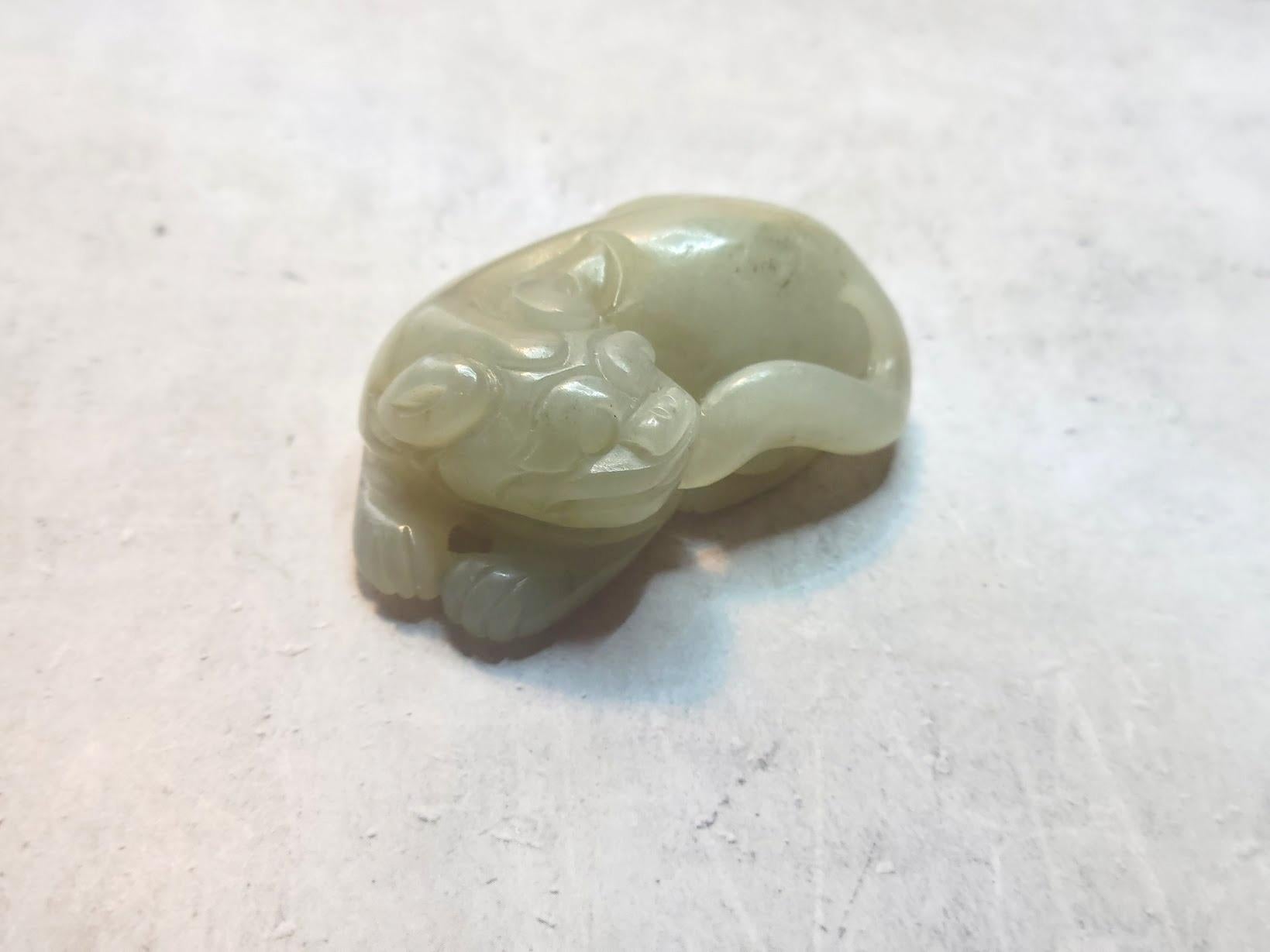Taglio misto Antique Chinese Carved Jade Foo Dog Figurine in vendita