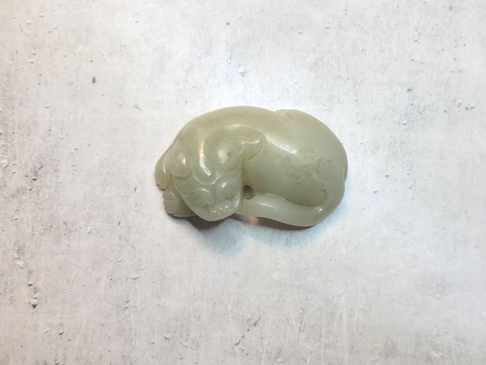 Antique Chinese Carved Jade Foo Dog Figurine in vendita 1