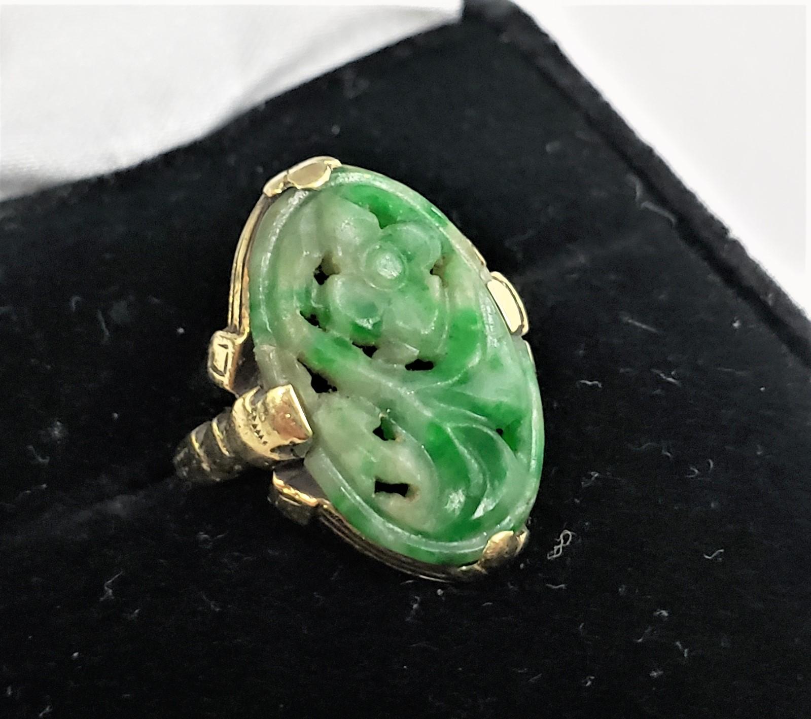 Antike chinesische geschnitzte Jade-Halskette, Ring & Ohrring aus 14 Karat Gelbgold (20. Jahrhundert) im Angebot