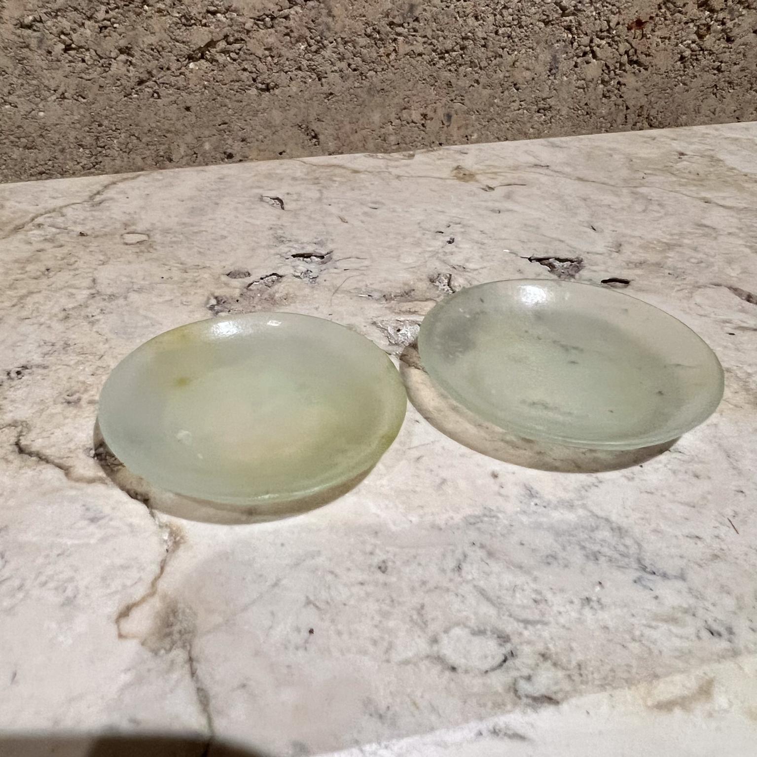 Feine antike chinesische Qing Dynasty geschnitzte Jade Petite Unterteller Satz von zwei (Moderne der Mitte des Jahrhunderts) im Angebot