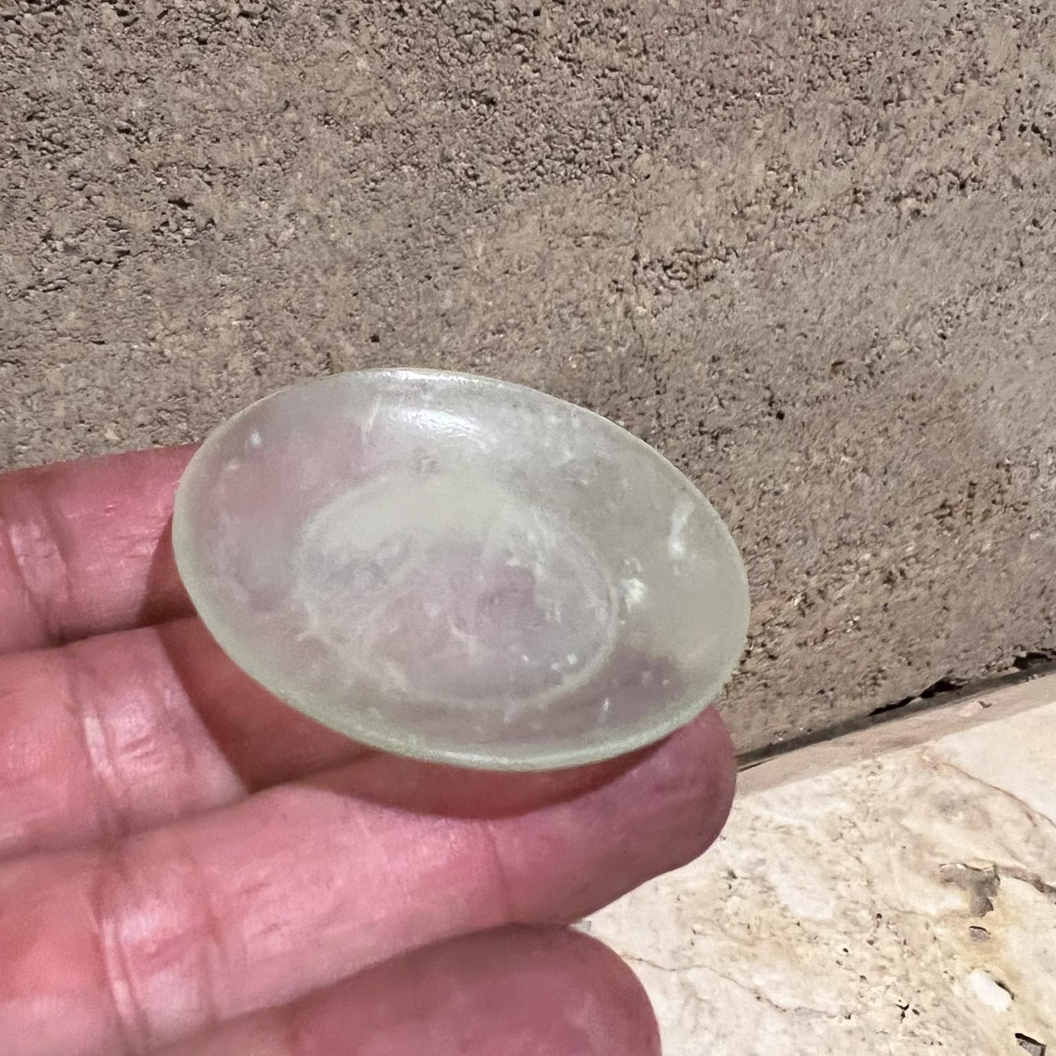 Feine antike chinesische Qing Dynasty geschnitzte Jade Petite Unterteller Satz von zwei (20. Jahrhundert) im Angebot