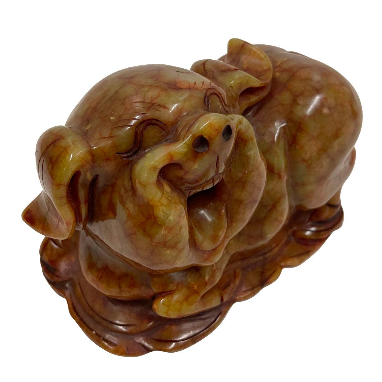  Se trata de una original estatua de cerdo de Jade tallada a mano. el Duodécimo Signo del Zodiaco Chino. El cerdo simboliza la riqueza, la suerte, la buena fortuna y la prosperidad. Como puedes ver en las fotos, está en muy buenas condiciones de