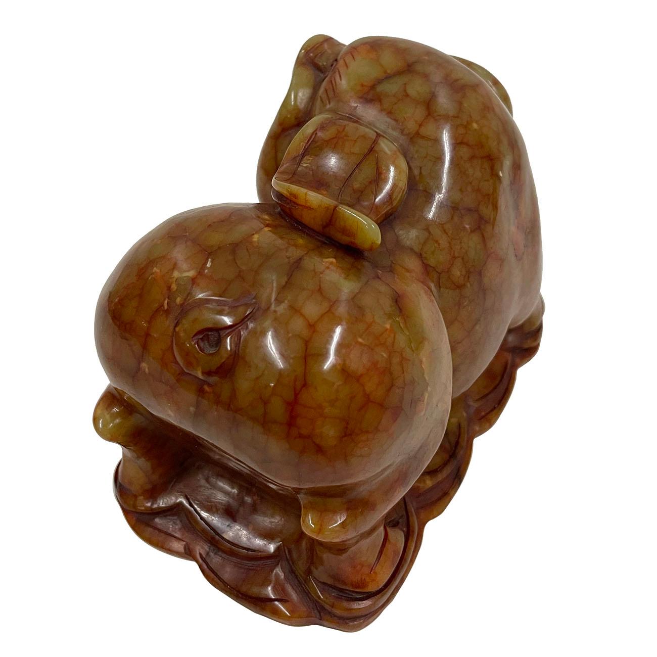 Estatua china antigua de cerdo de jade tallado, signo del zodiaco Tallado a mano en venta