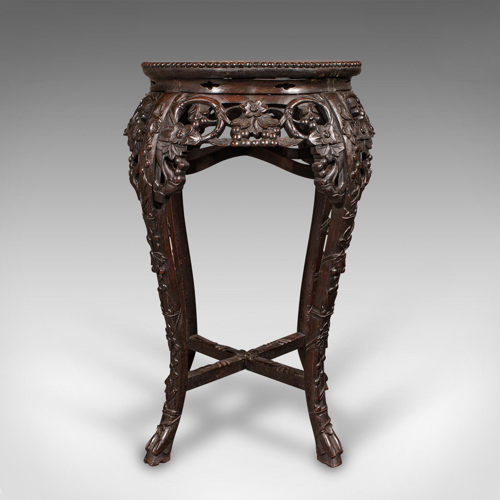 Il s'agit d'une jardinière ancienne en bois dur de Chine, datant de la période victorienne, vers 1870. Ce cache-pot ou cette table de lampe sculptée de façon exquise présente une exécution raffinée, des détails ornés et un socle en marbre rouge au