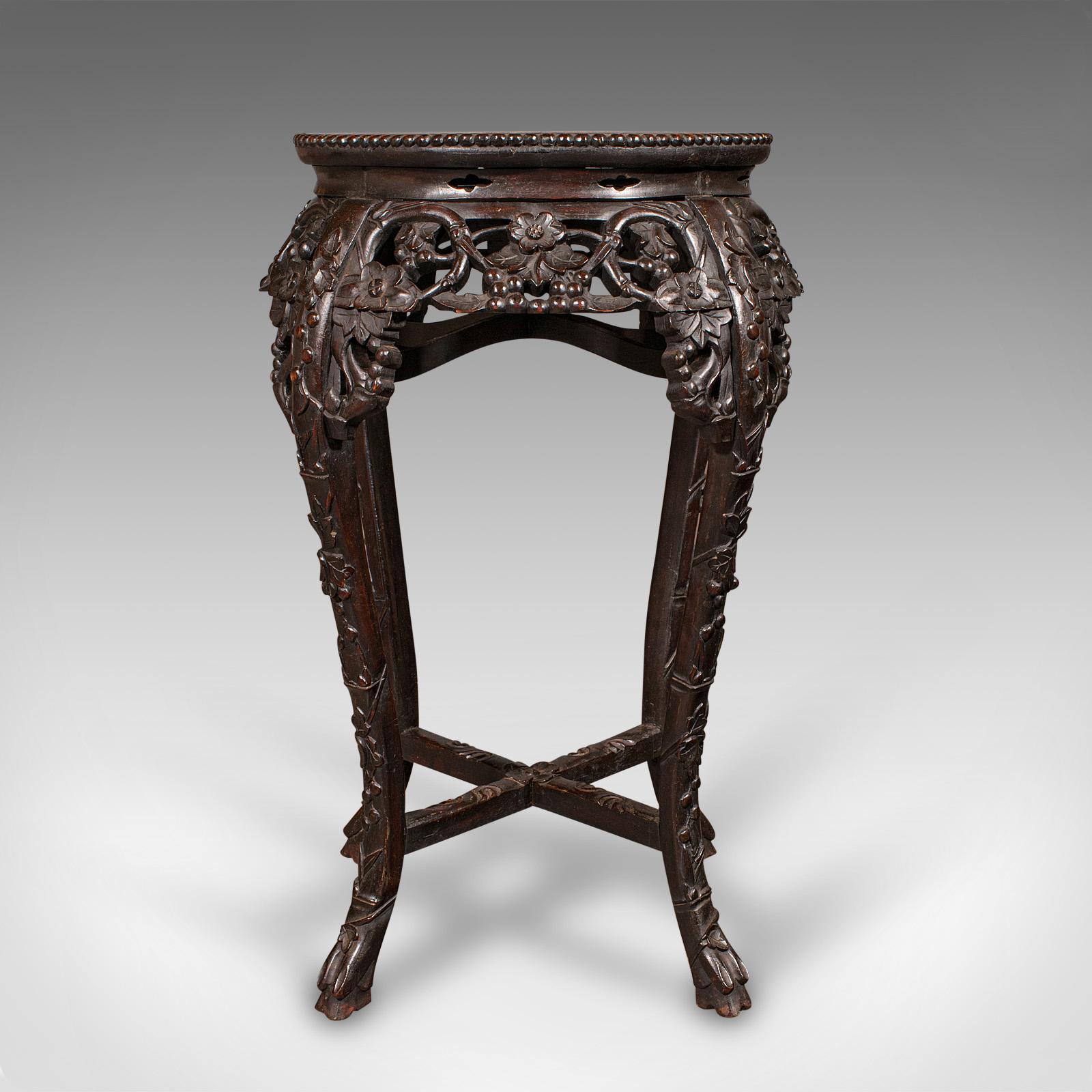 Chinois Ancienne Jardinière chinoise sculptée Stand, table à plantes en bois dur, Victorienne, 1870 en vente