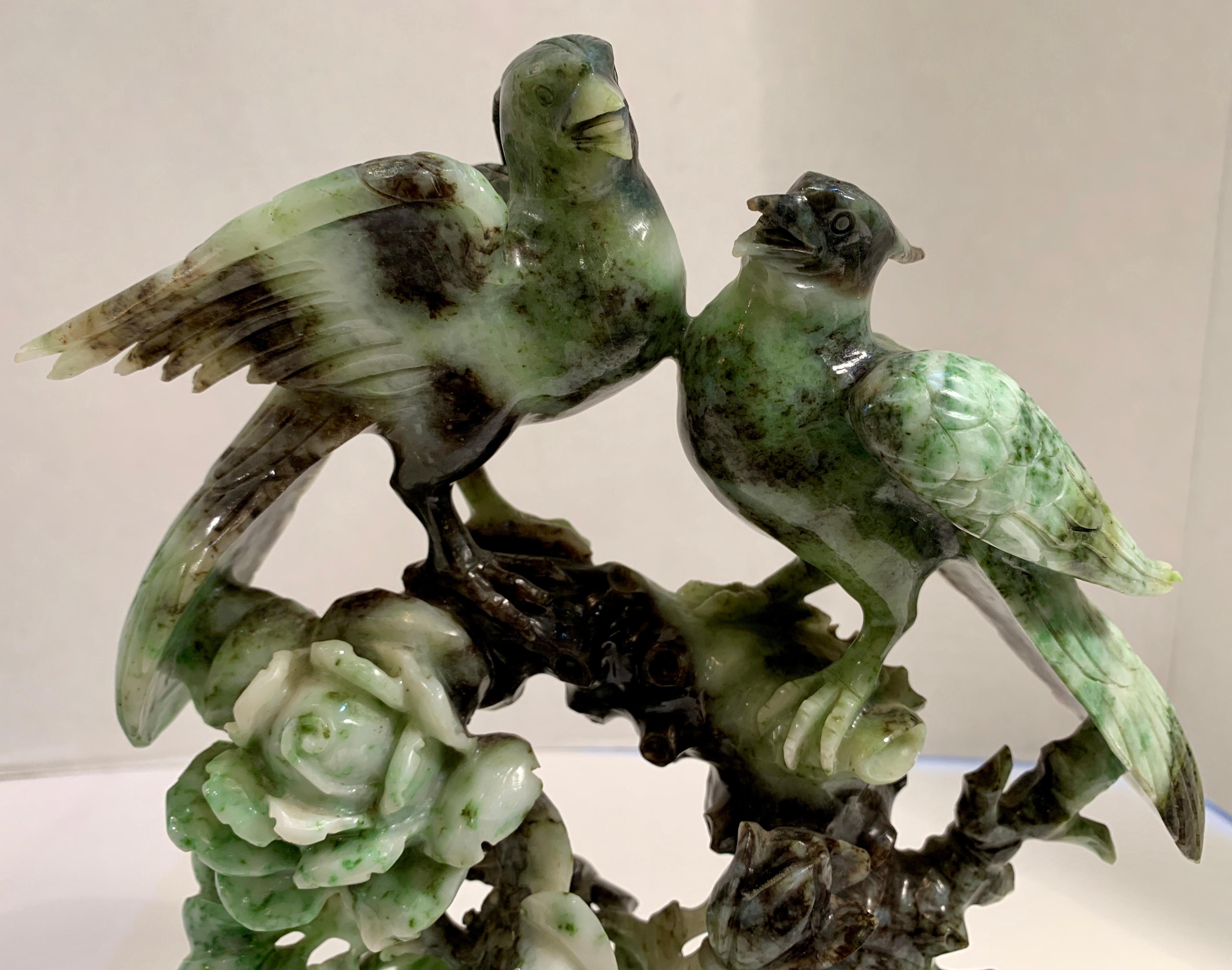 Chinesische geschnitzte Skulptur von Vögeln und Blumen aus gesprenkeltem Stein auf Rosenholzsockel 4