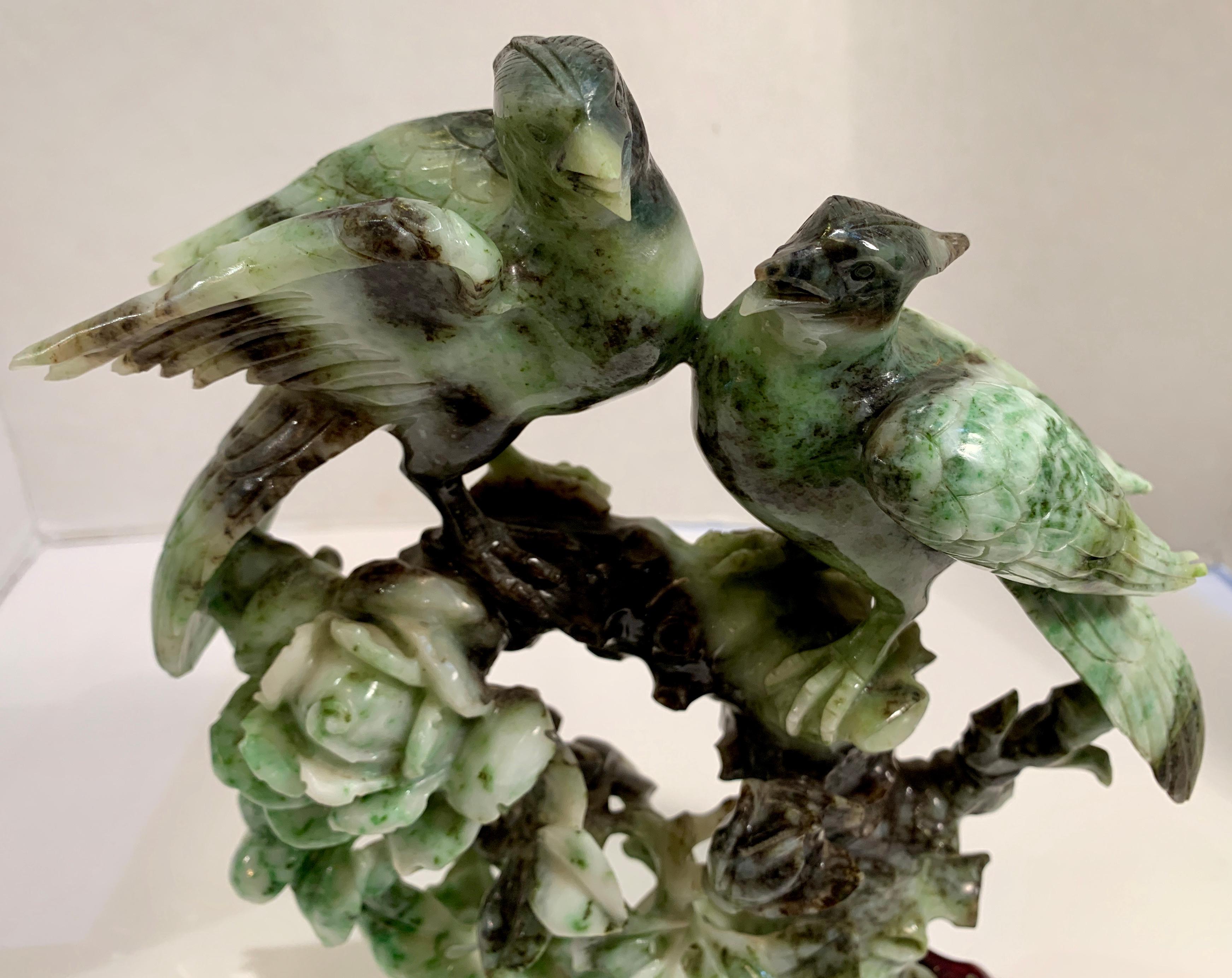 Chinesische geschnitzte Skulptur von Vögeln und Blumen aus gesprenkeltem Stein auf Rosenholzsockel 5