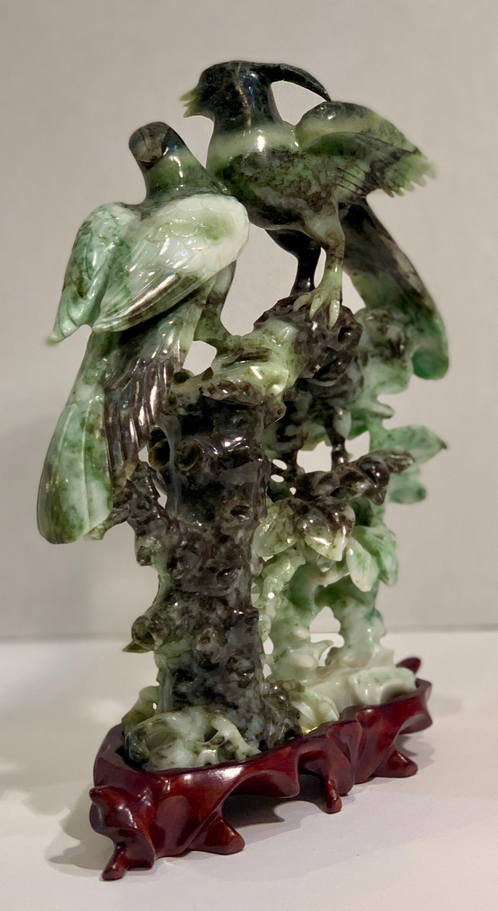 Chinesische geschnitzte Skulptur von Vögeln und Blumen aus gesprenkeltem Stein auf Rosenholzsockel (Chinesischer Export)