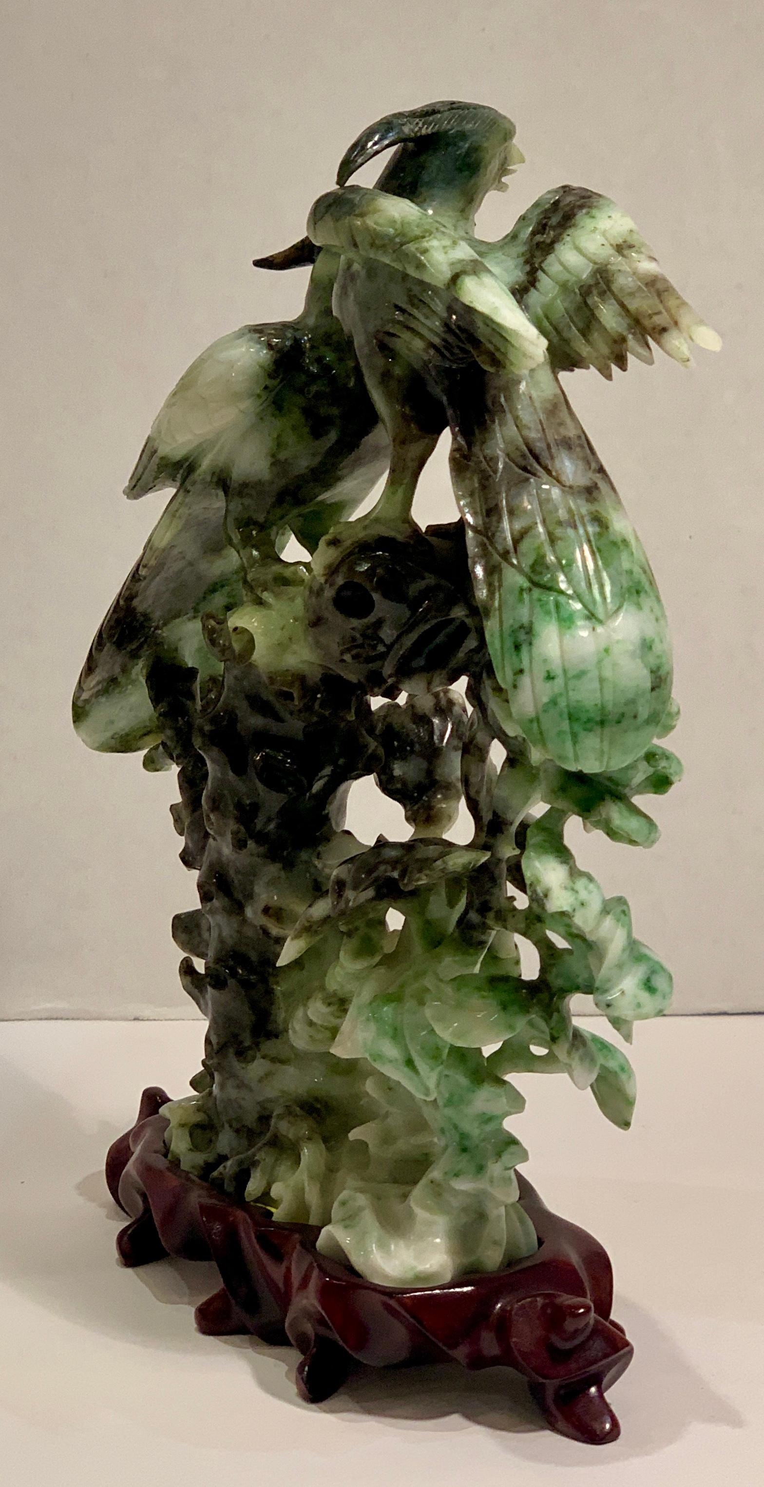 Chinesische geschnitzte Skulptur von Vögeln und Blumen aus gesprenkeltem Stein auf Rosenholzsockel (20. Jahrhundert)