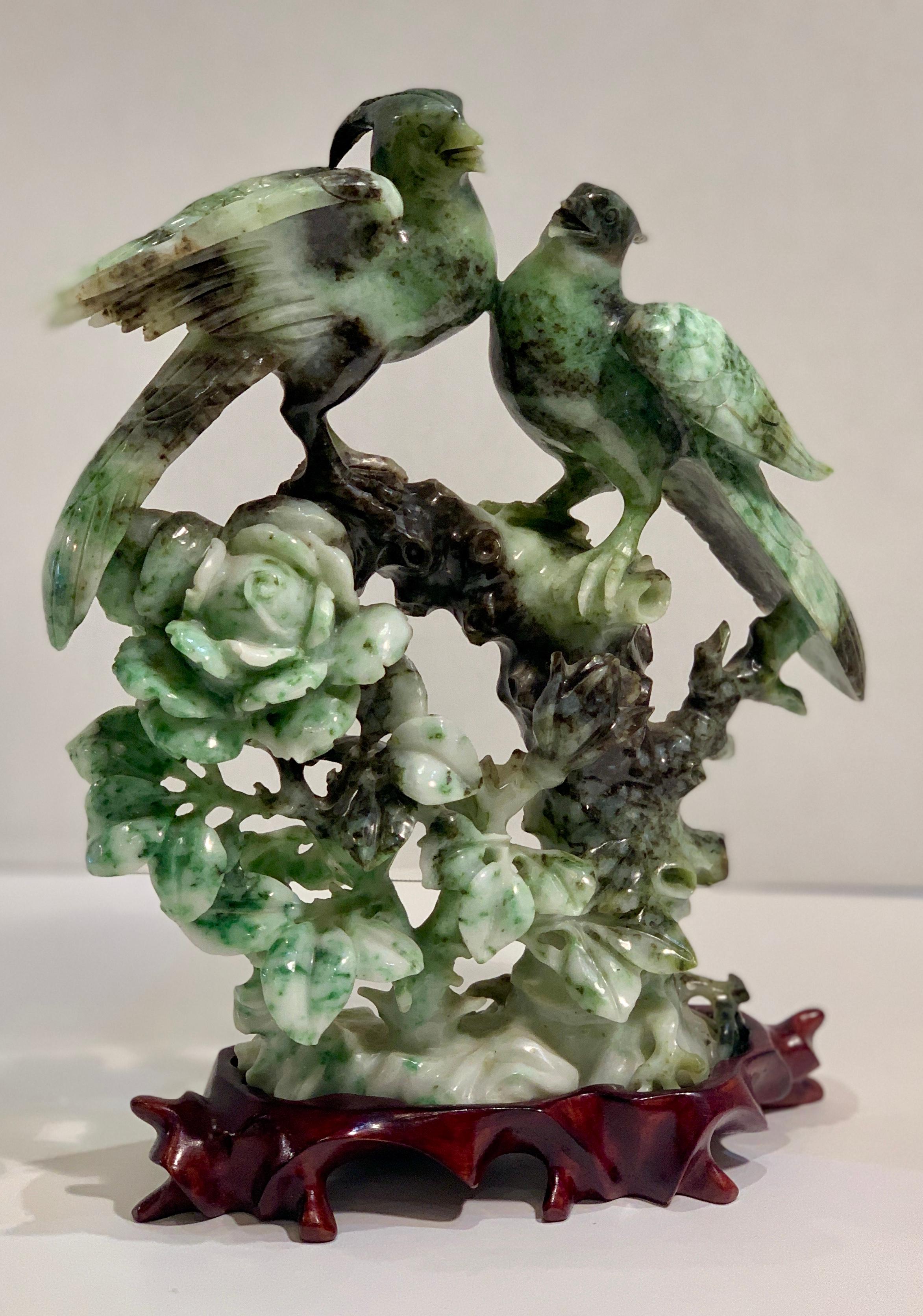 Chinesische geschnitzte Skulptur von Vögeln und Blumen aus gesprenkeltem Stein auf Rosenholzsockel 1