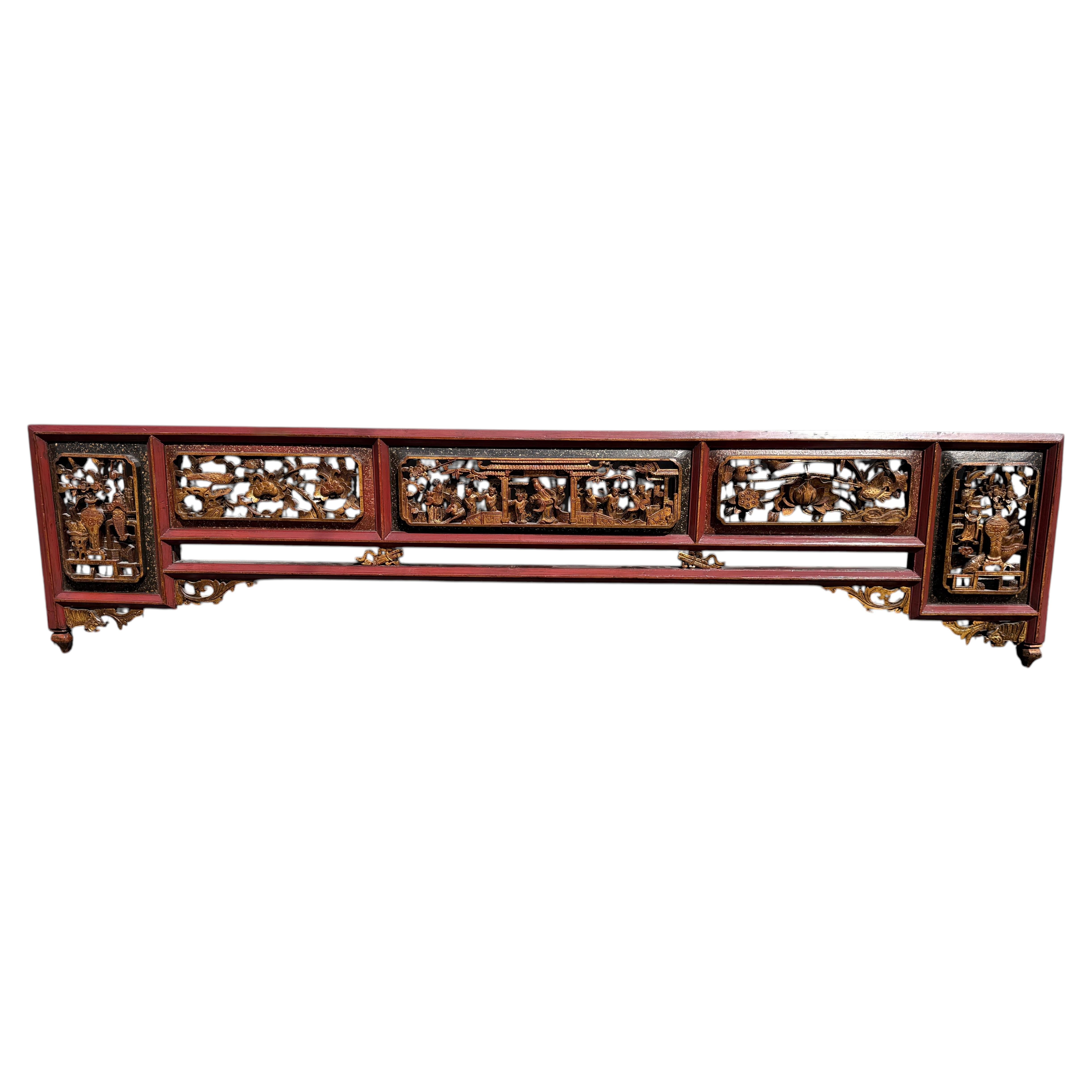 Panel tallado chino antiguo con decoración en rojo, negro y dorado en venta