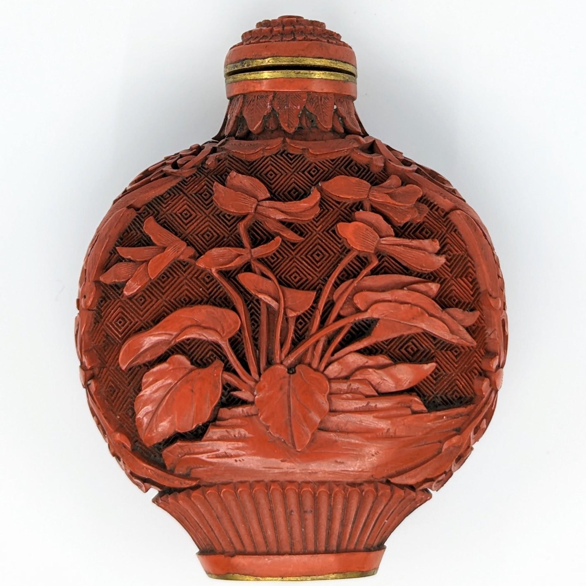 Antike chinesische rote geschnitzte Cinnabar-Schnupftabakflasche Chrysantheme 18-19. Jahrhundert Qing im Zustand „Gut“ im Angebot in Richmond, CA