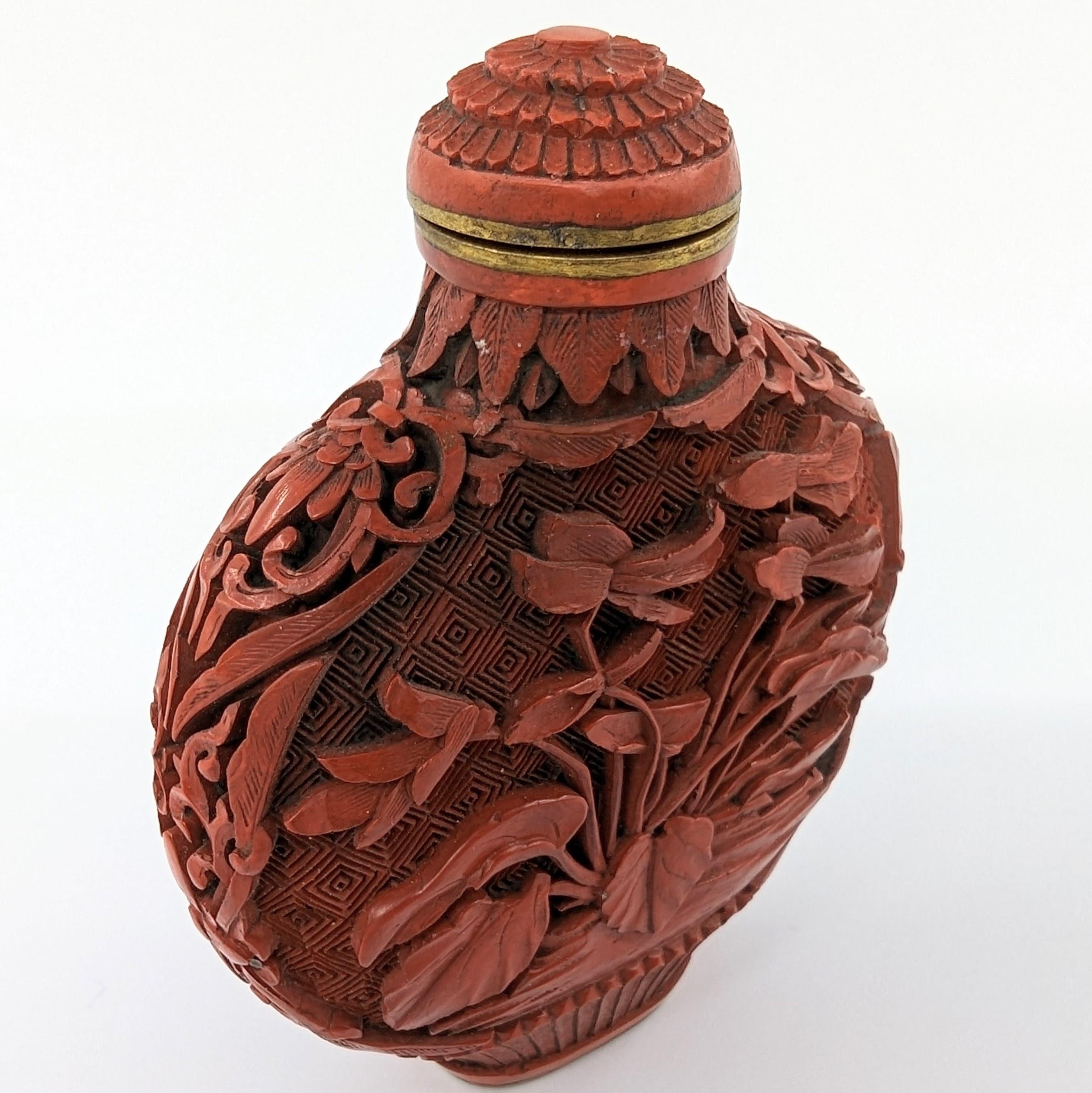 Antike chinesische rote geschnitzte Cinnabar-Schnupftabakflasche Chrysantheme 18-19. Jahrhundert Qing im Angebot 7