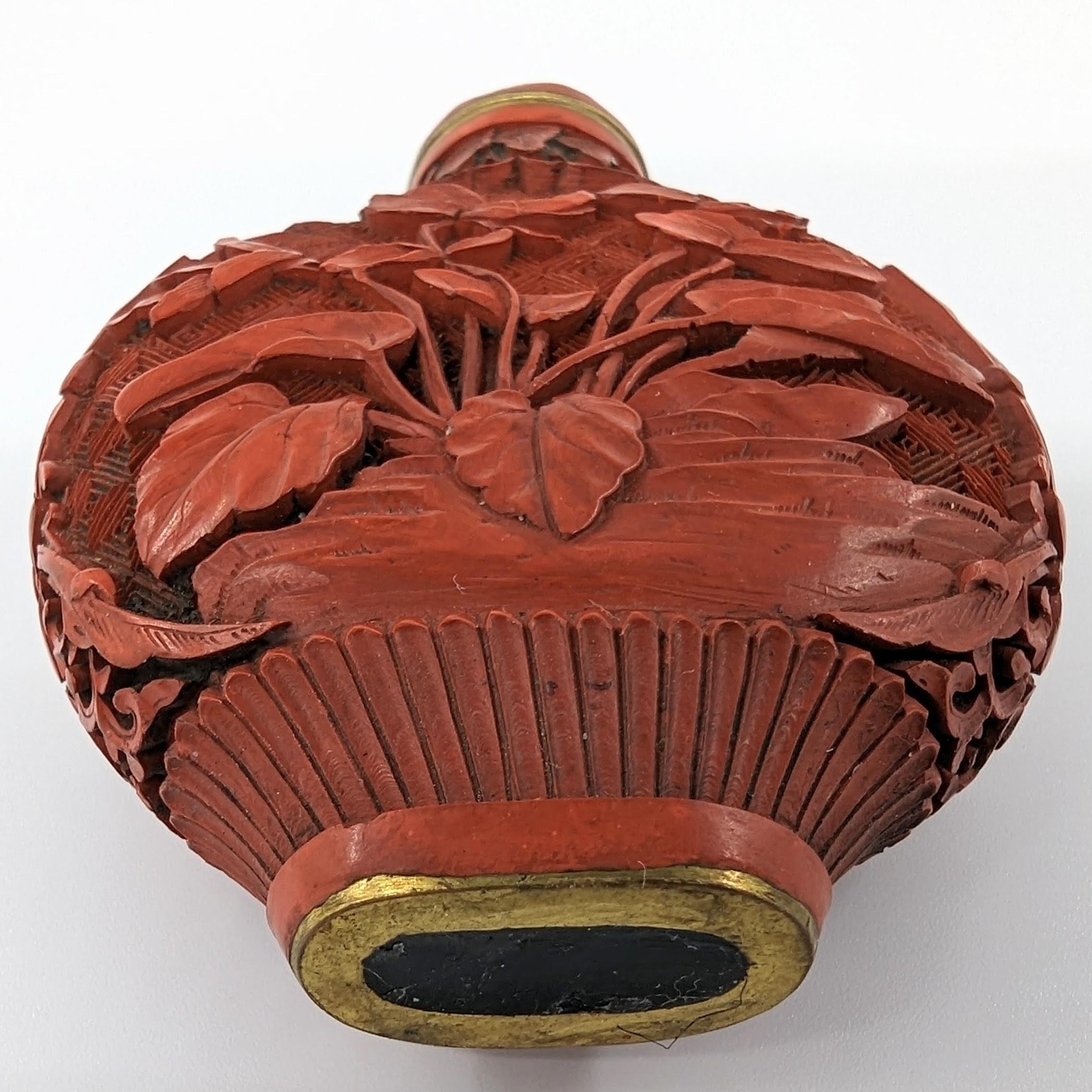 Antike chinesische rote geschnitzte Cinnabar-Schnupftabakflasche Chrysantheme 18-19. Jahrhundert Qing im Angebot 9