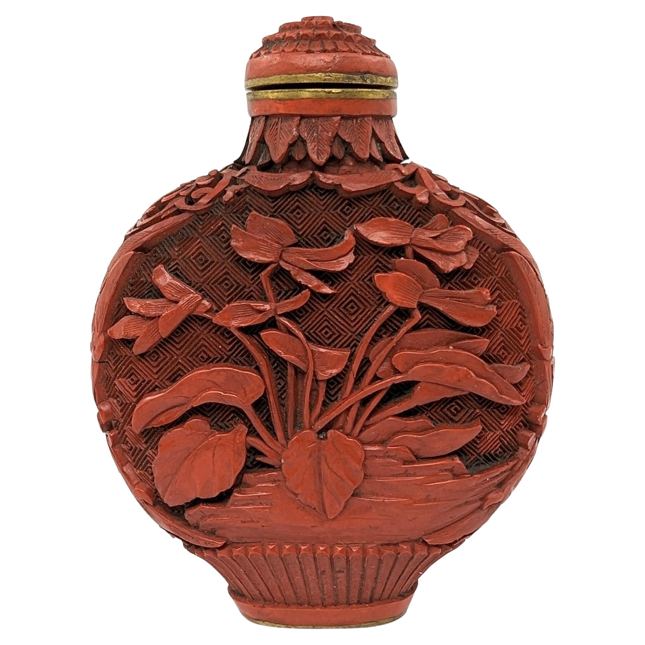 Antike chinesische rote geschnitzte Cinnabar-Schnupftabakflasche Chrysantheme 18-19. Jahrhundert Qing im Angebot 6