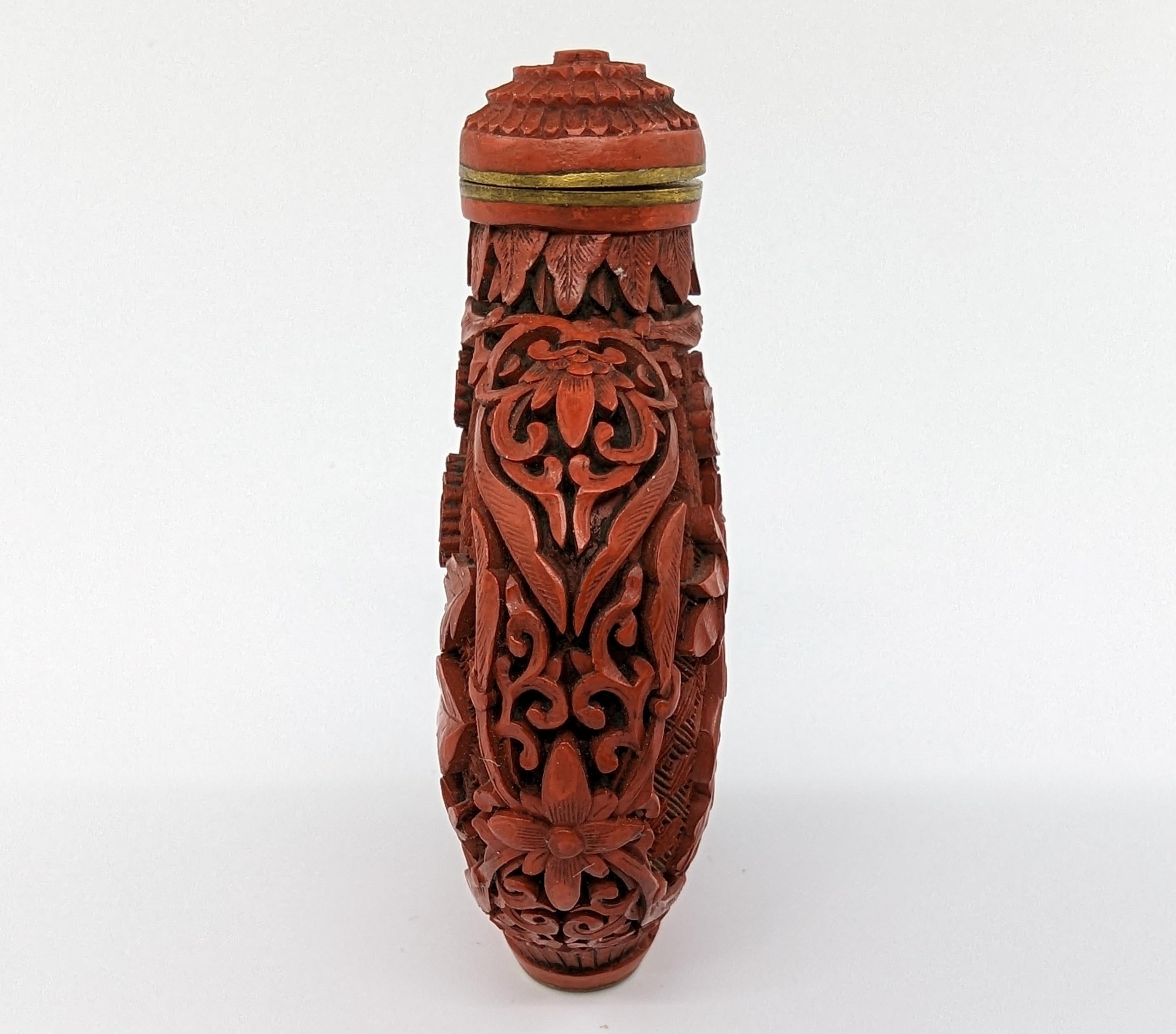 Antike chinesische rote geschnitzte Cinnabar-Schnupftabakflasche Chrysantheme 18-19. Jahrhundert Qing im Angebot 1