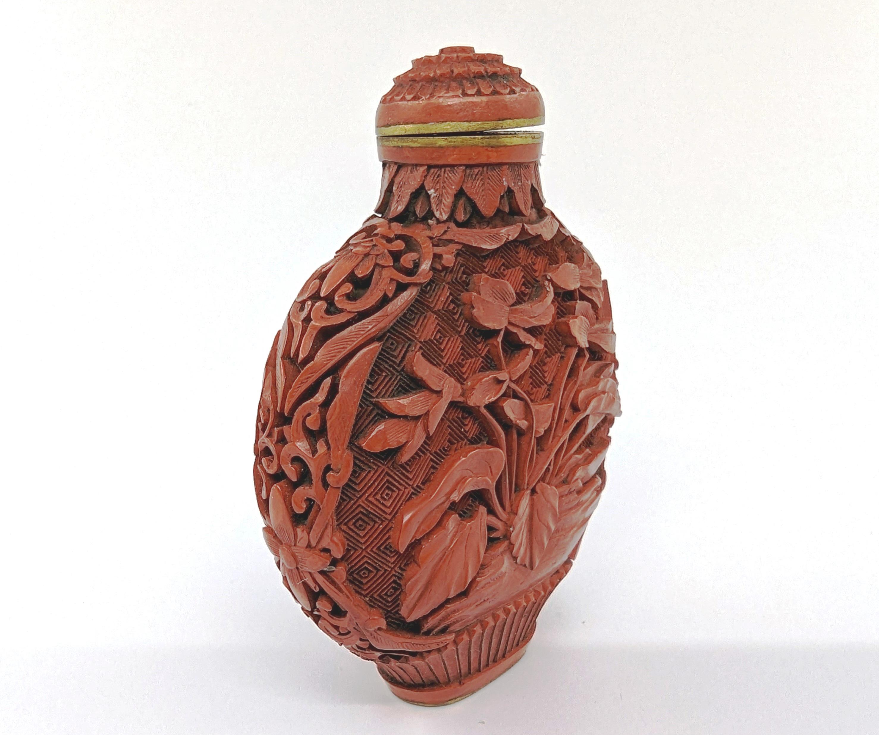 Antike chinesische rote geschnitzte Cinnabar-Schnupftabakflasche Chrysantheme 18-19. Jahrhundert Qing im Angebot 2