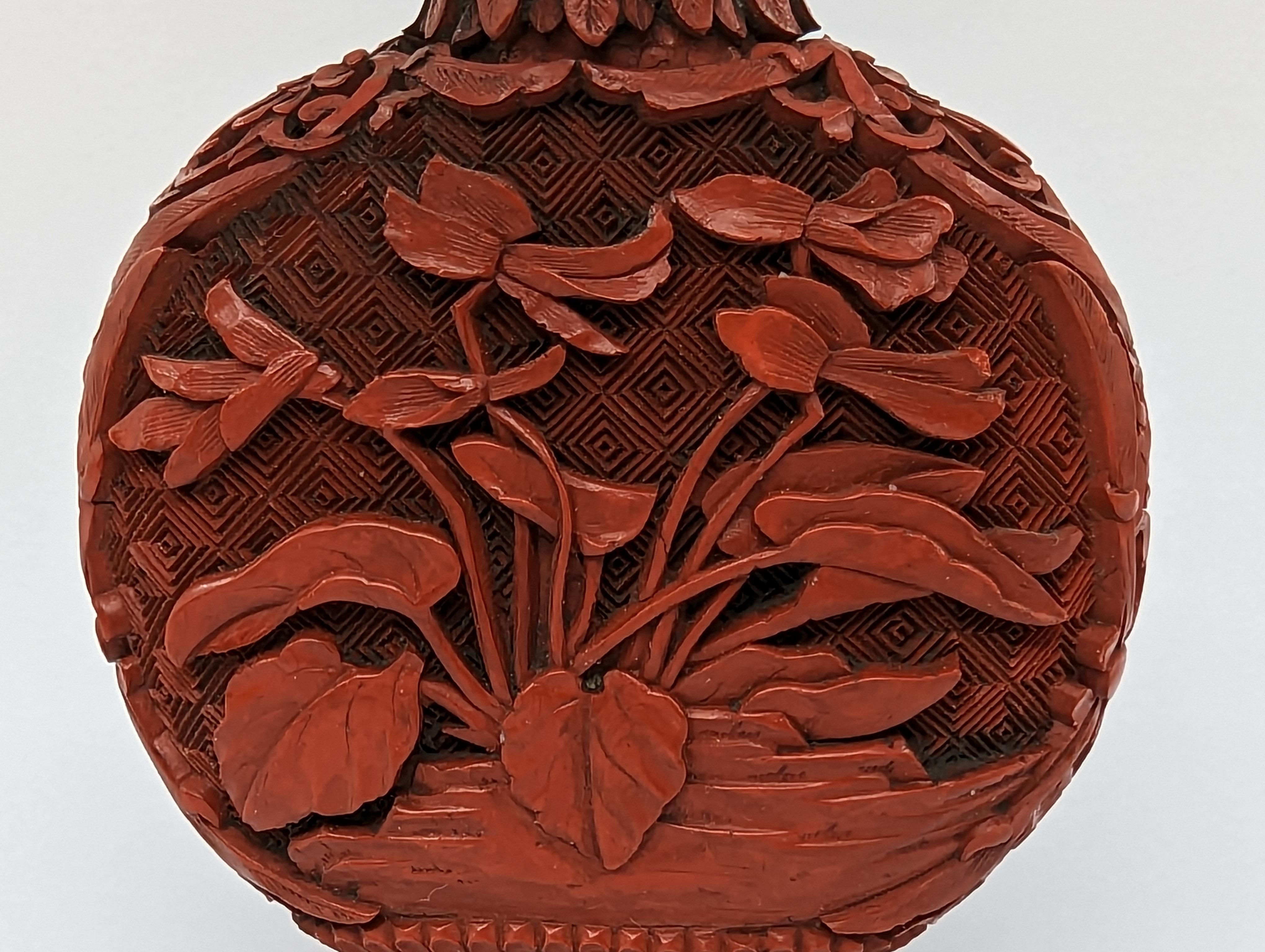 Antike chinesische rote geschnitzte Cinnabar-Schnupftabakflasche Chrysantheme 18-19. Jahrhundert Qing für Damen oder Herren im Angebot