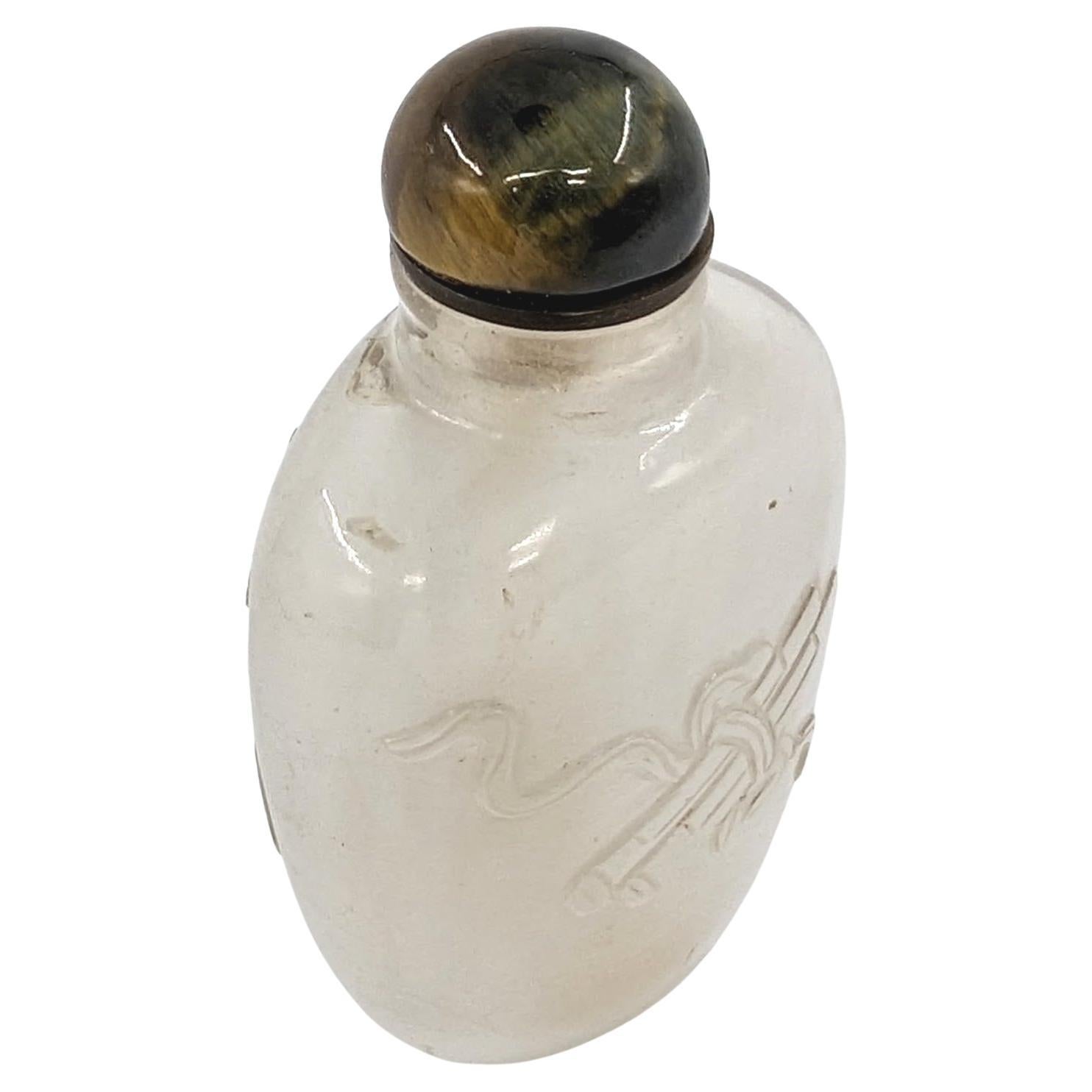 Antike chinesische geschnitzte Bergkristall-Schnupftabakflasche mit Tigerauge- Stopper, 19. Jahrhundert im Zustand „Gut“ im Angebot in Richmond, CA
