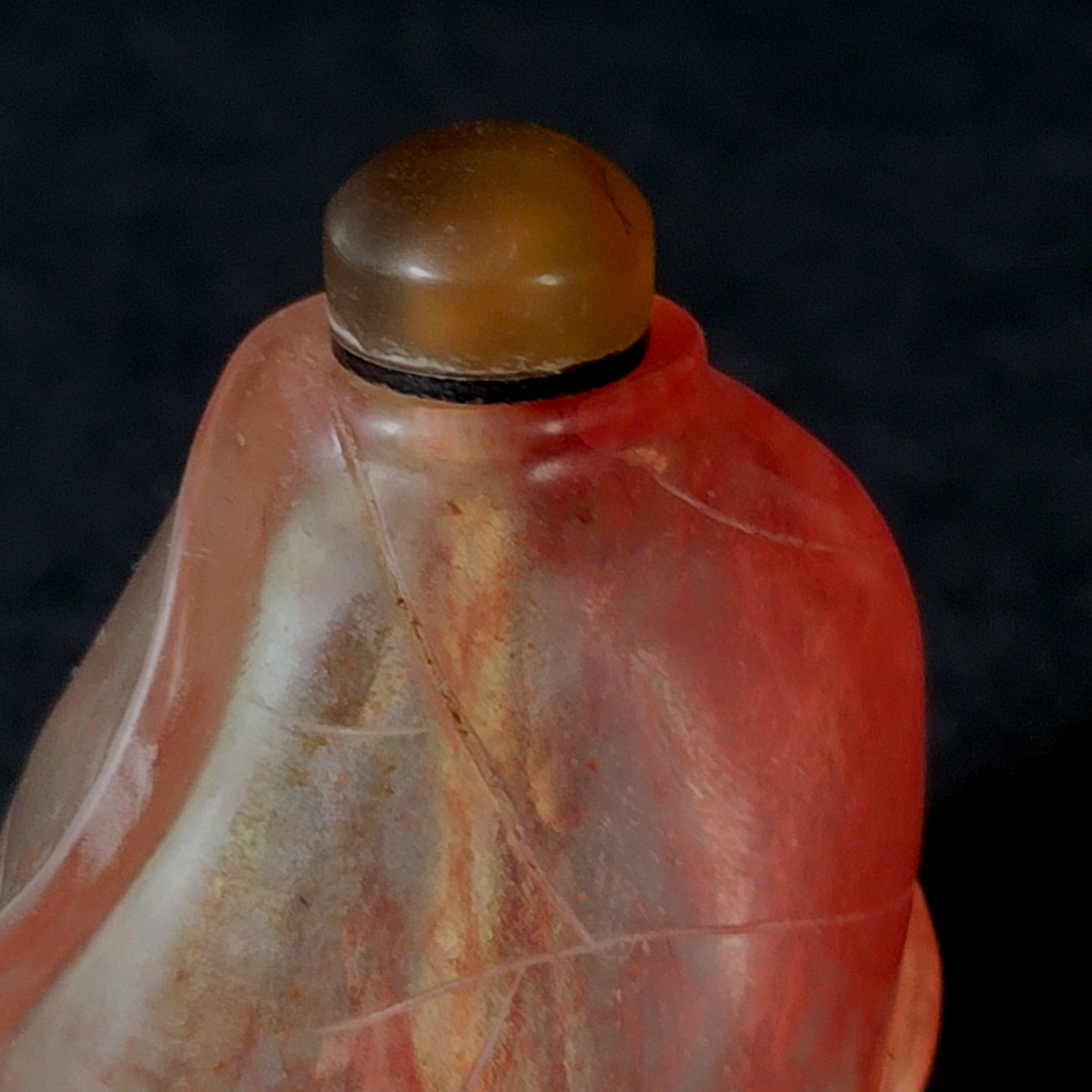 A fine and beautiful carved rock crystal snuff bottle, a deep carving interior with an agate cap, a Ribbon edge carved along one edge forming an irregular shape, unusual.
 