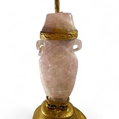 Antike chinesische geschnitzte Rosenquarz-Tischlampe circa 1920 Vergoldete Fassung