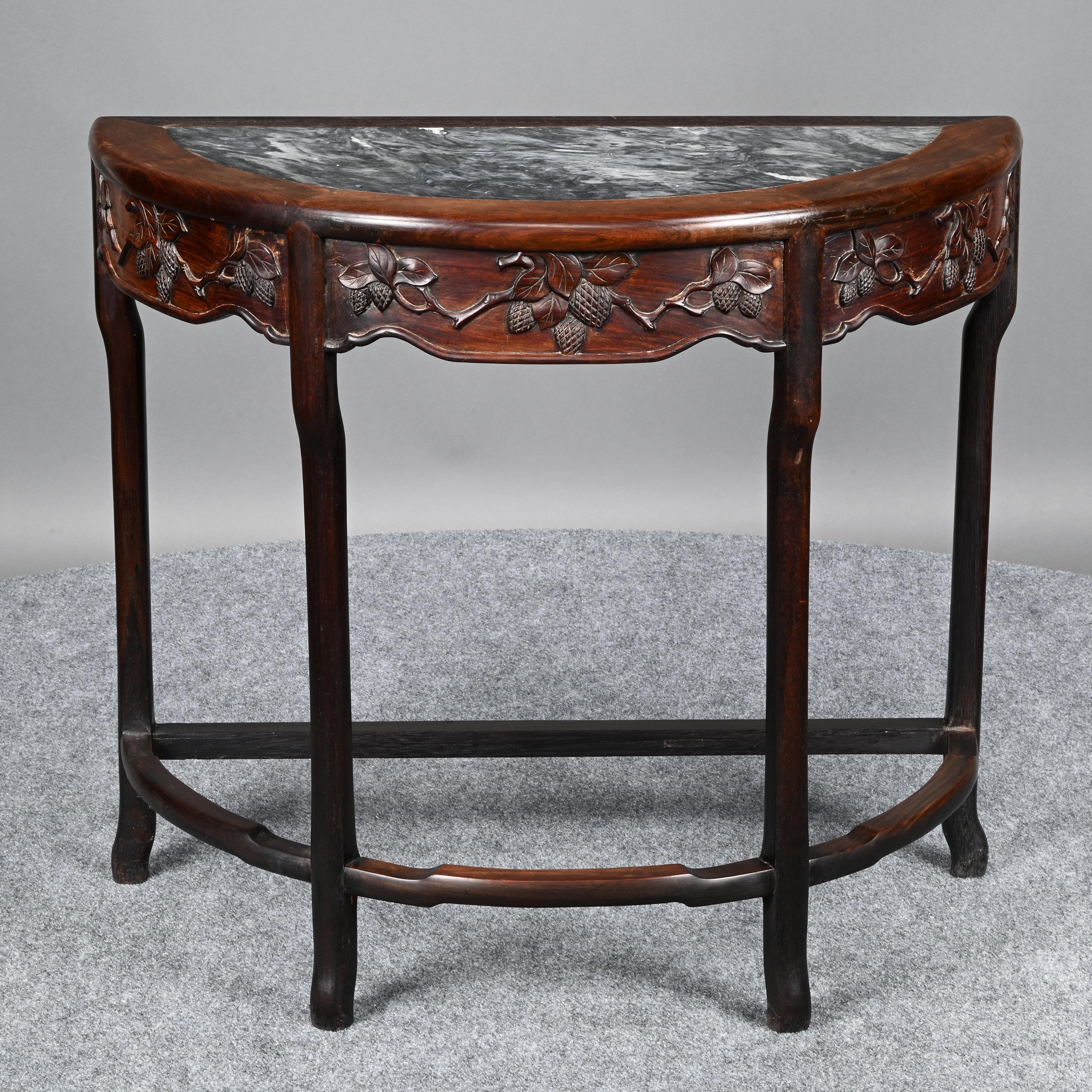 Antigua mesa consola china de palisandro tallado demi-lune, finales de la dinastía Qing

La encimera de mármol blanco y negro arremolinado sobre un friso tallado en relieve con ramas de linterna china, elevada sobre cuatro patas cabriolé unidas por