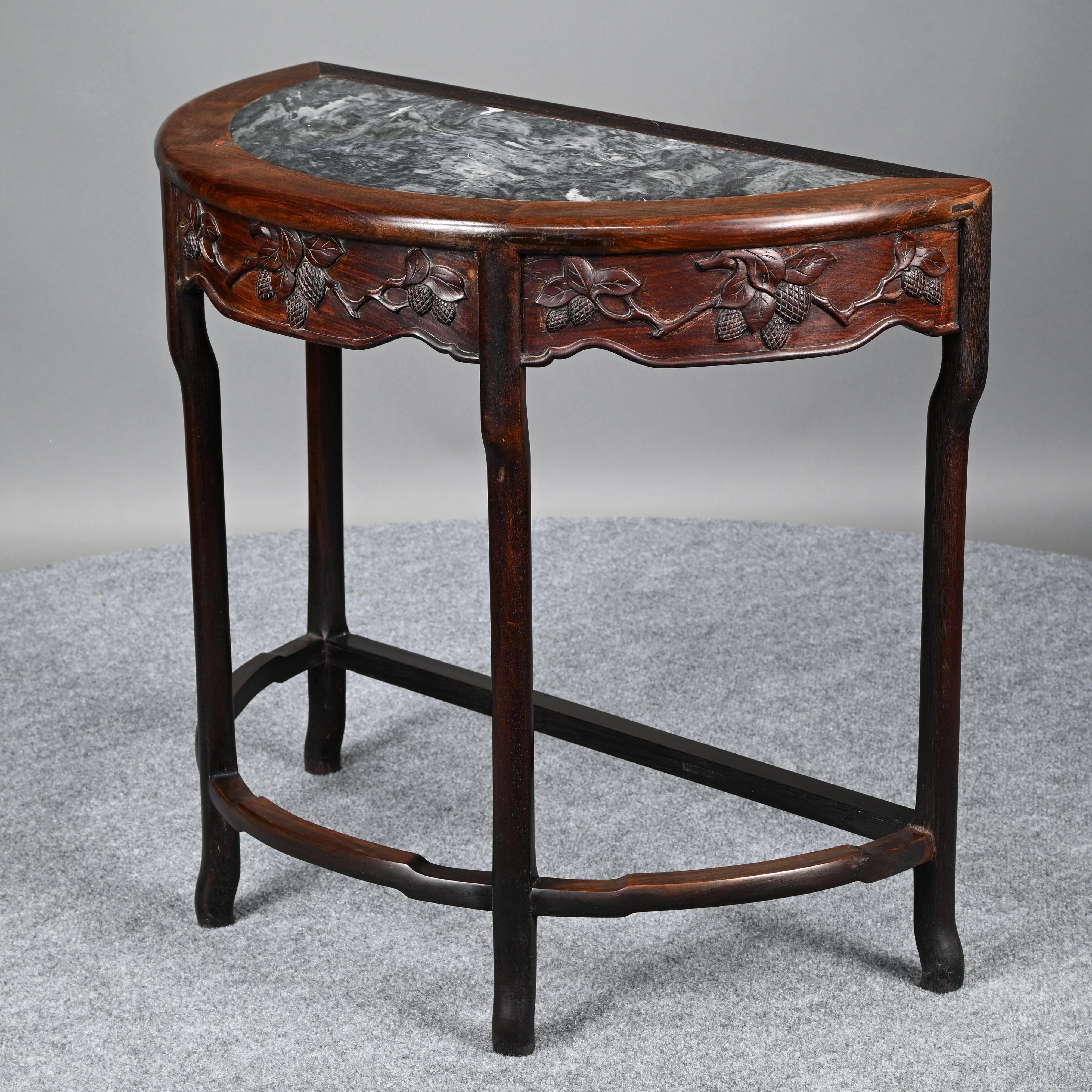 Antigua mesa consola china de palisandro tallado demi-lune Qing en venta