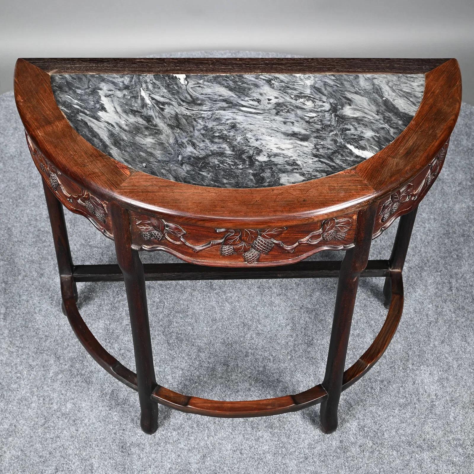 Antigua mesa consola china de palisandro tallado demi-lune Chino en venta