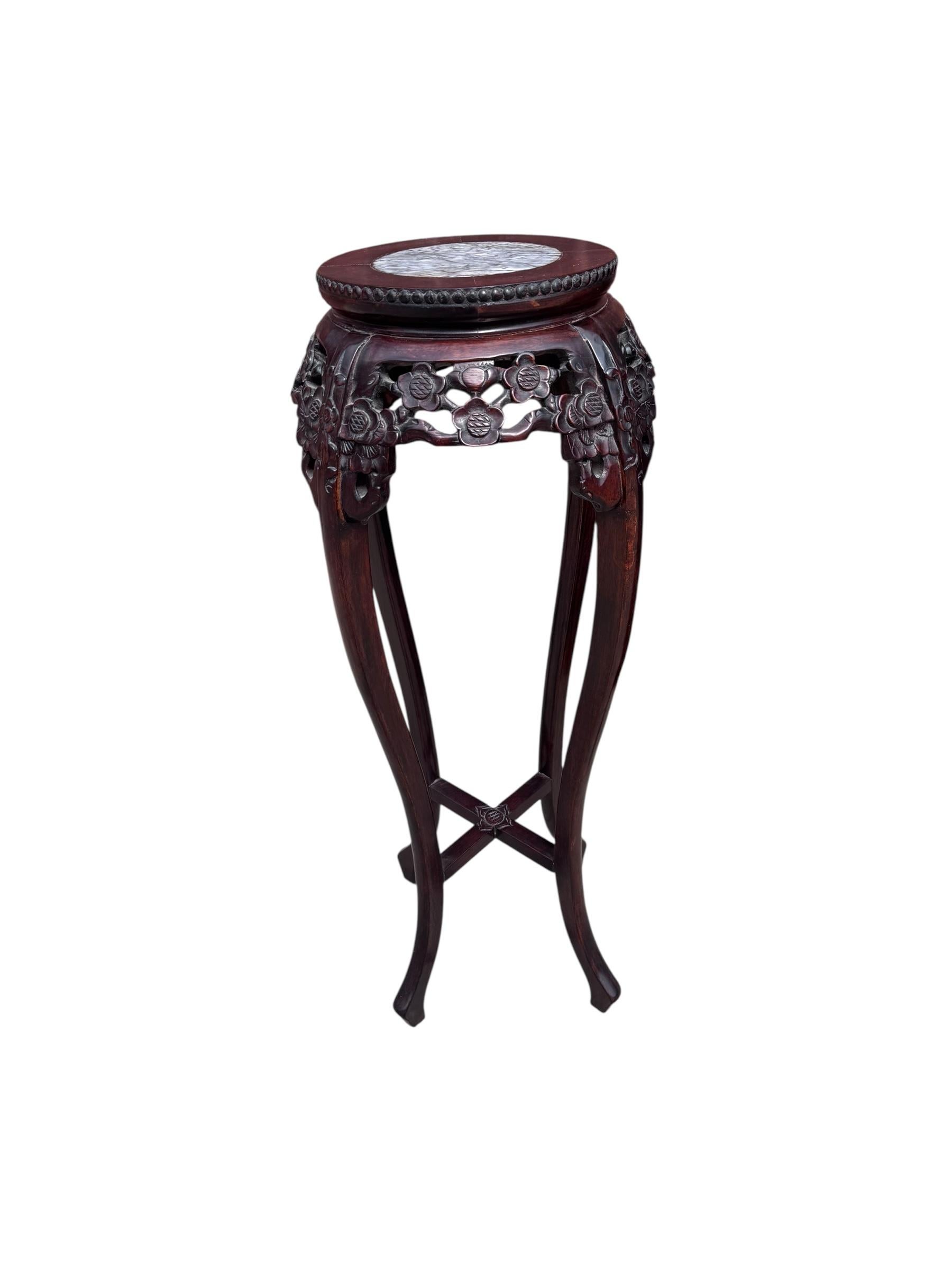 Antigua mesa china de pie tallada en palisandro y mármol rojo Chippendale chino en venta