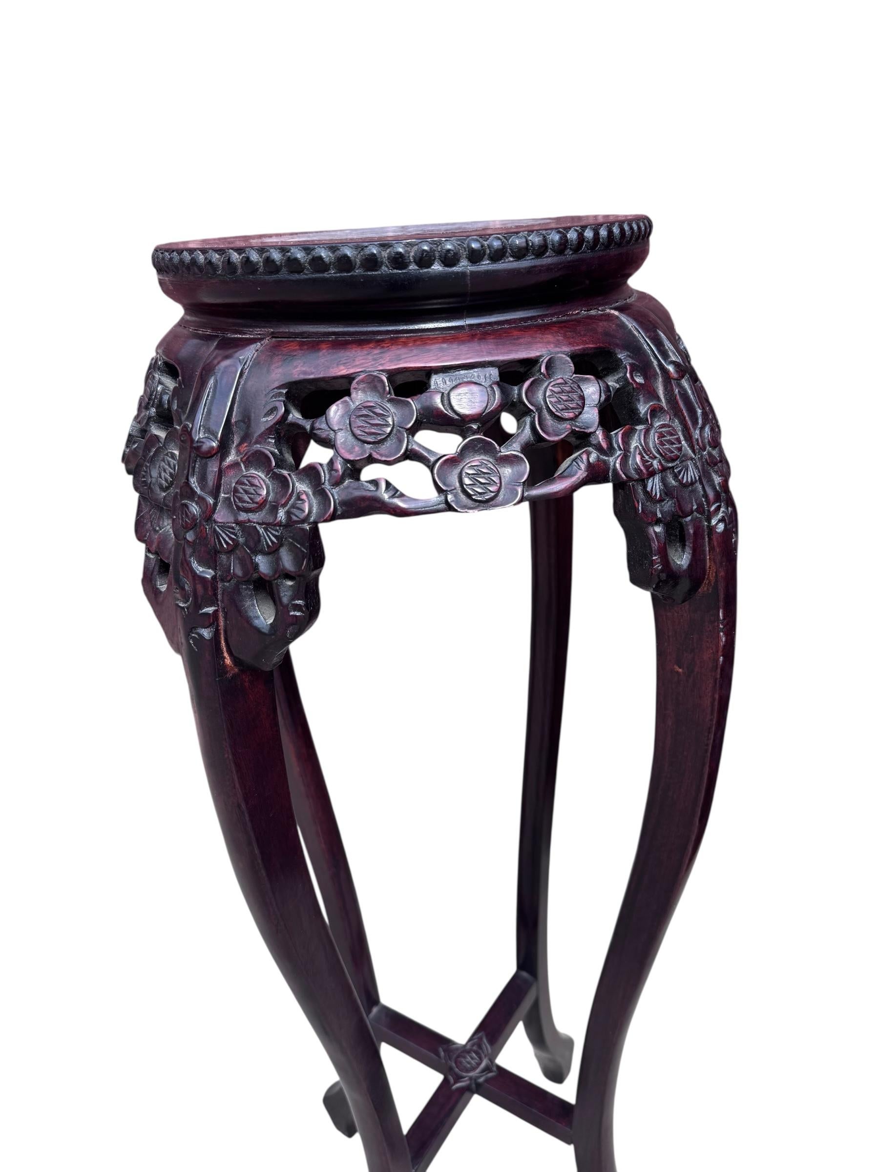 Antigua mesa china de pie tallada en palisandro y mármol rojo en Bueno estado para la venta en Chicago, IL
