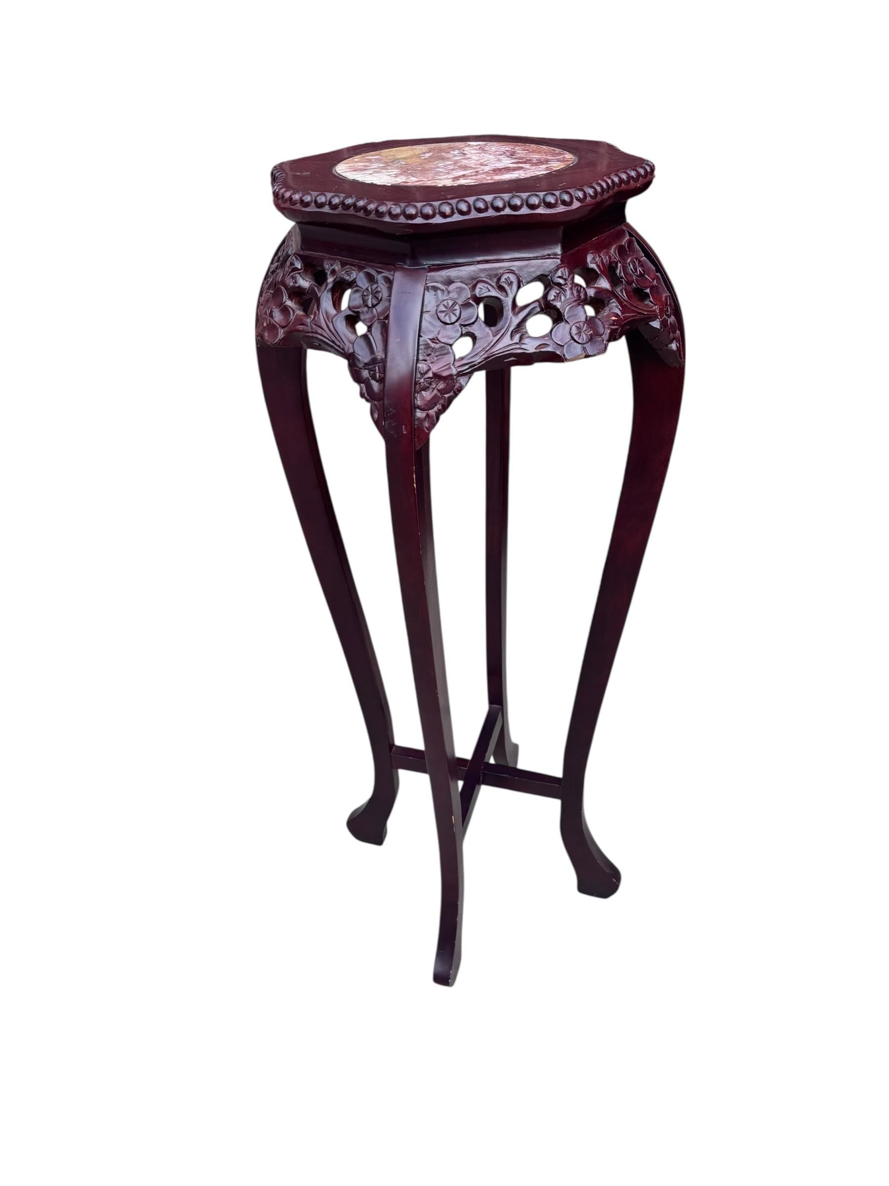 Mesa de pie para escultura china antigua tallada en palisandro y mármol rojo

Esta mesa, ideal tanto para coleccionistas como para quienes desean mejorar su espacio vital, combina a la perfección la funcionalidad con la belleza atemporal,